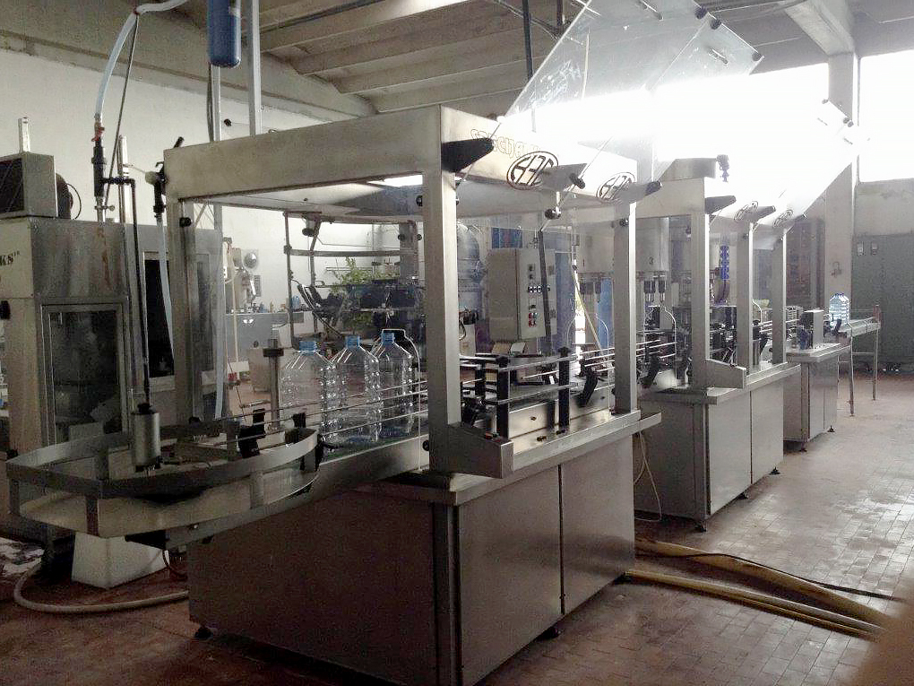  LC565 Linea di riempimento usata per acua - PET 5L   in vendita - foto 1