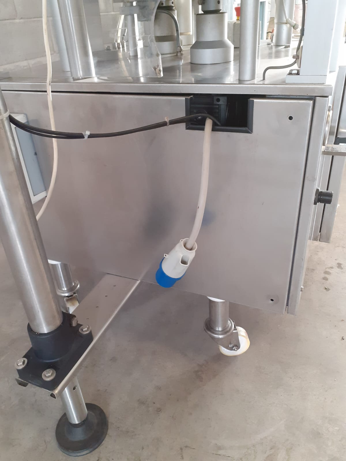 TP122 Tappatrice ONAF usata per cosmetici 2000 bph in vendita - foto 3