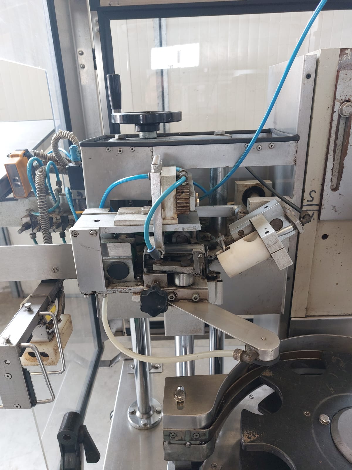 CA81 Capsulatrice Nortan UNICAP 35 usata 2500 BPH in vendita - foto 3
