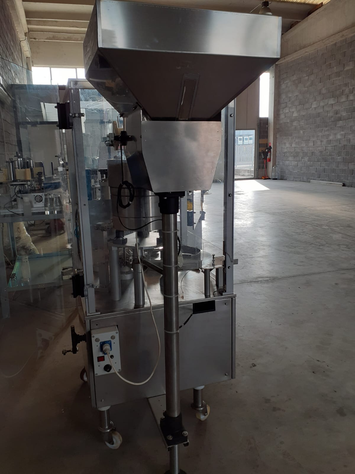 TP122 Tappatrice ONAF usata per cosmetici 2000 bph in vendita - foto 11