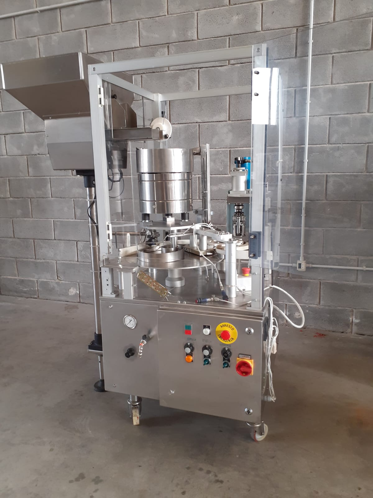 TP122 Tappatrice ONAF usata per cosmetici 2000 bph in vendita - foto 1