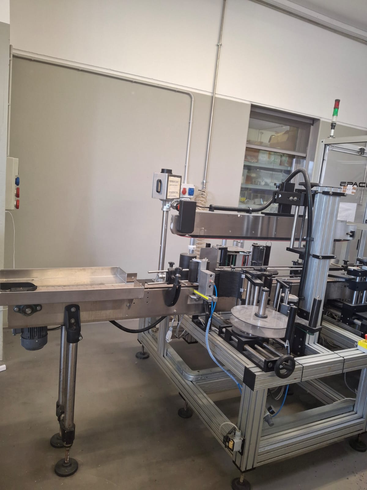 ET227 Etichettatrice con capsulatore usata – 2000 bph  in vendita - foto 3