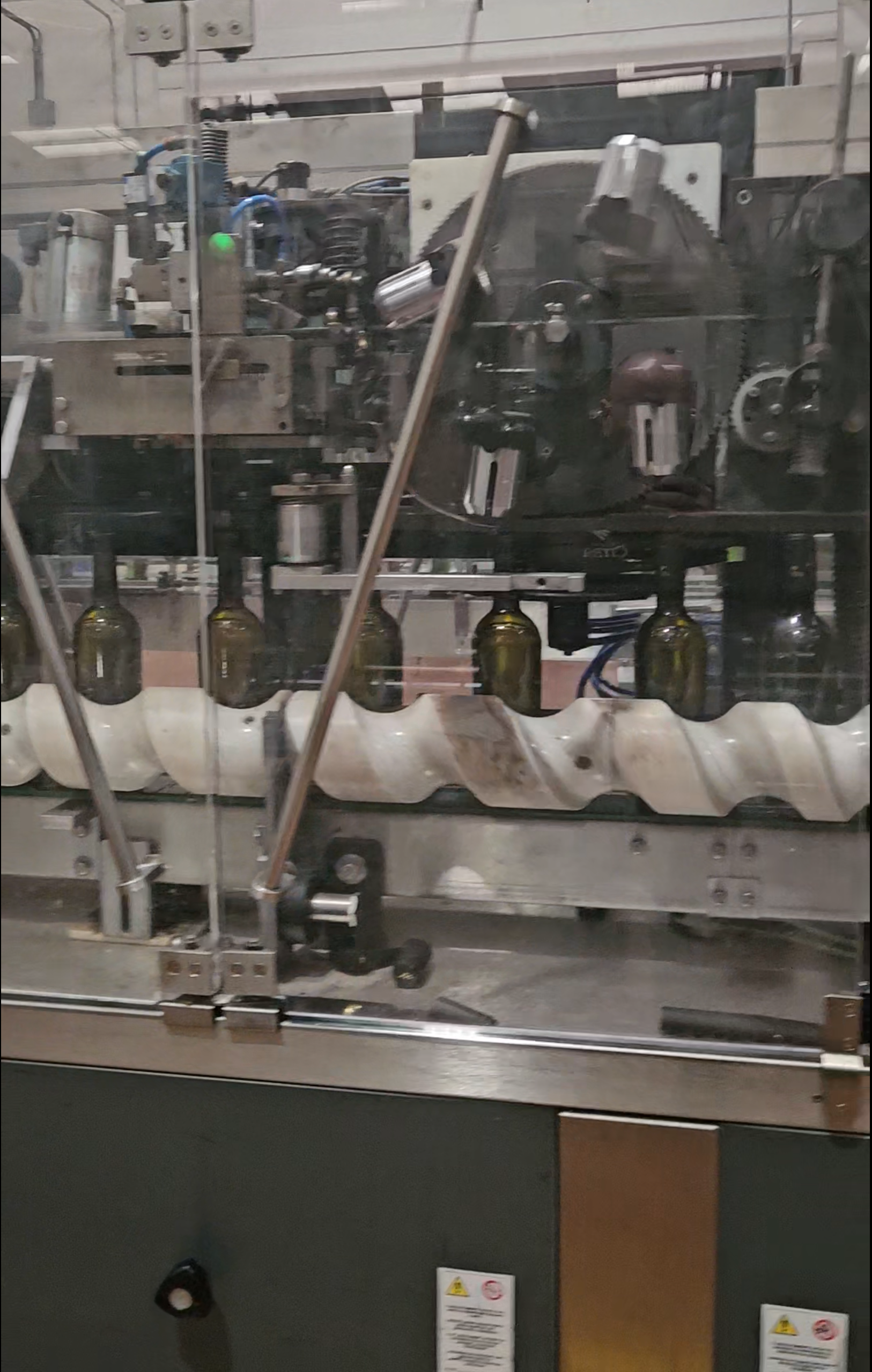 LC597 Linea completa usata per vino fermo - 8000 BPH in vendita - foto 4
