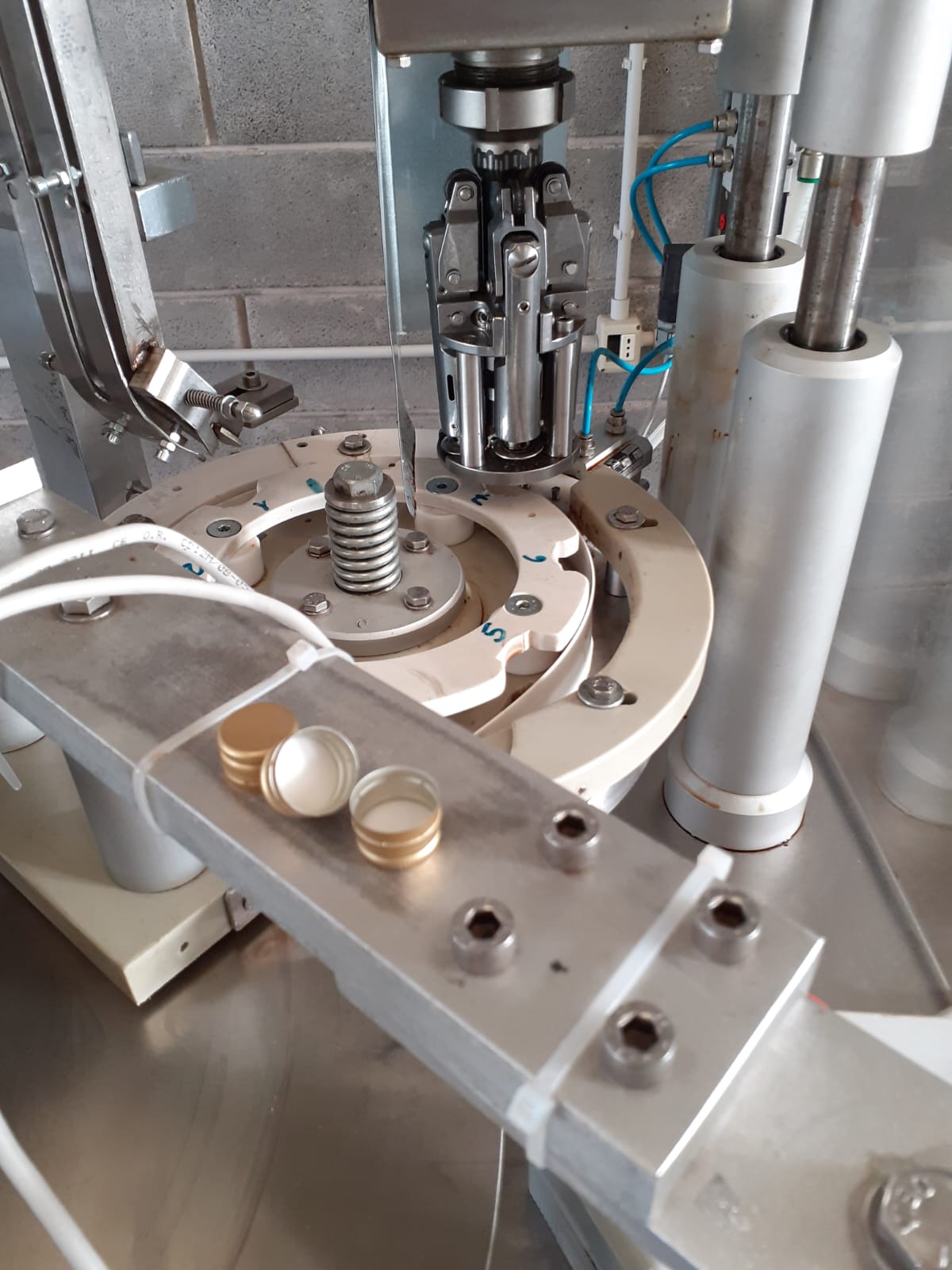 TP122 Tappatrice ONAF usata per cosmetici 2000 bph in vendita - foto 12