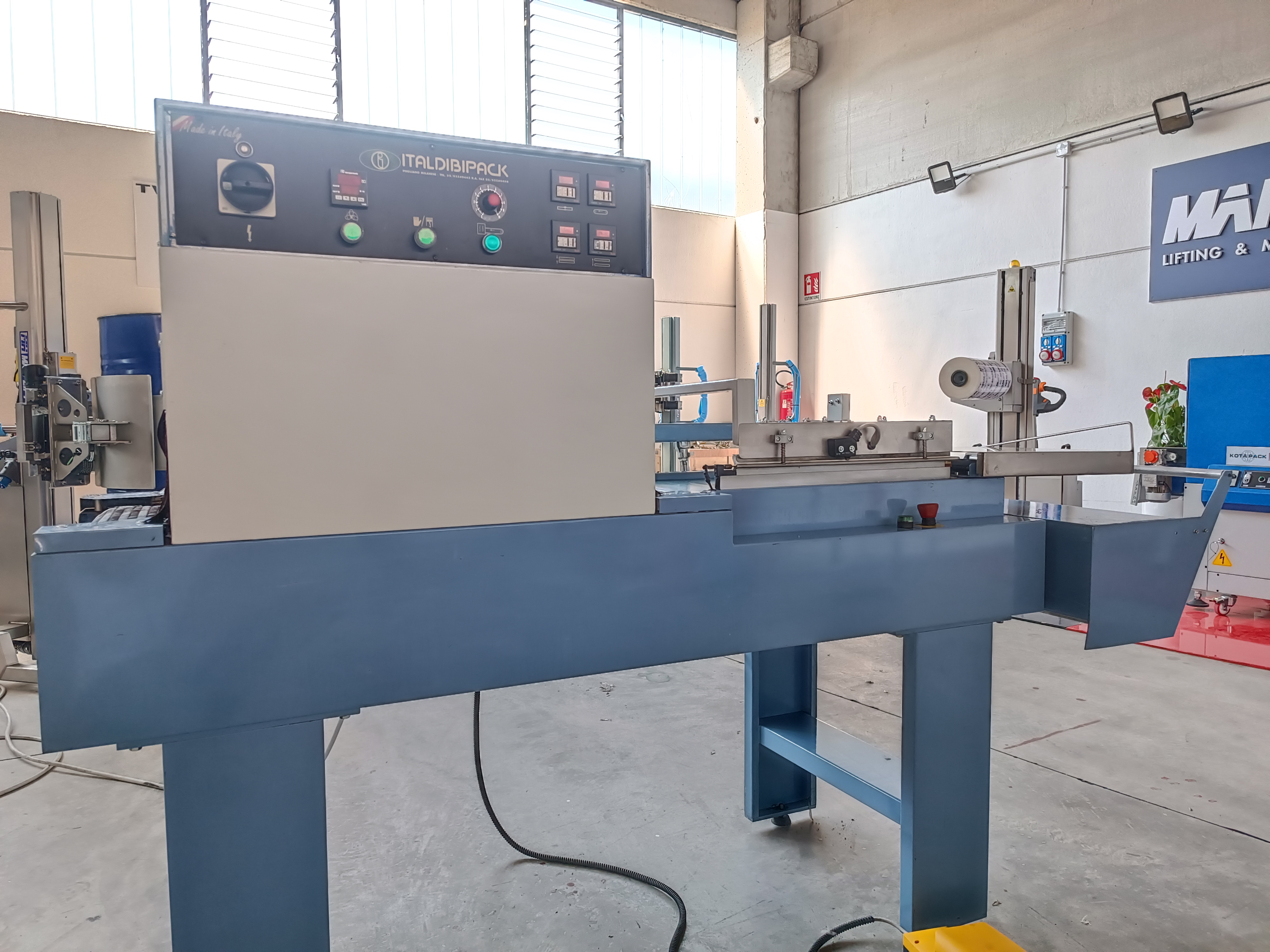 Confezionatrice semiautomatica termoretraibile  in vendita - foto 2