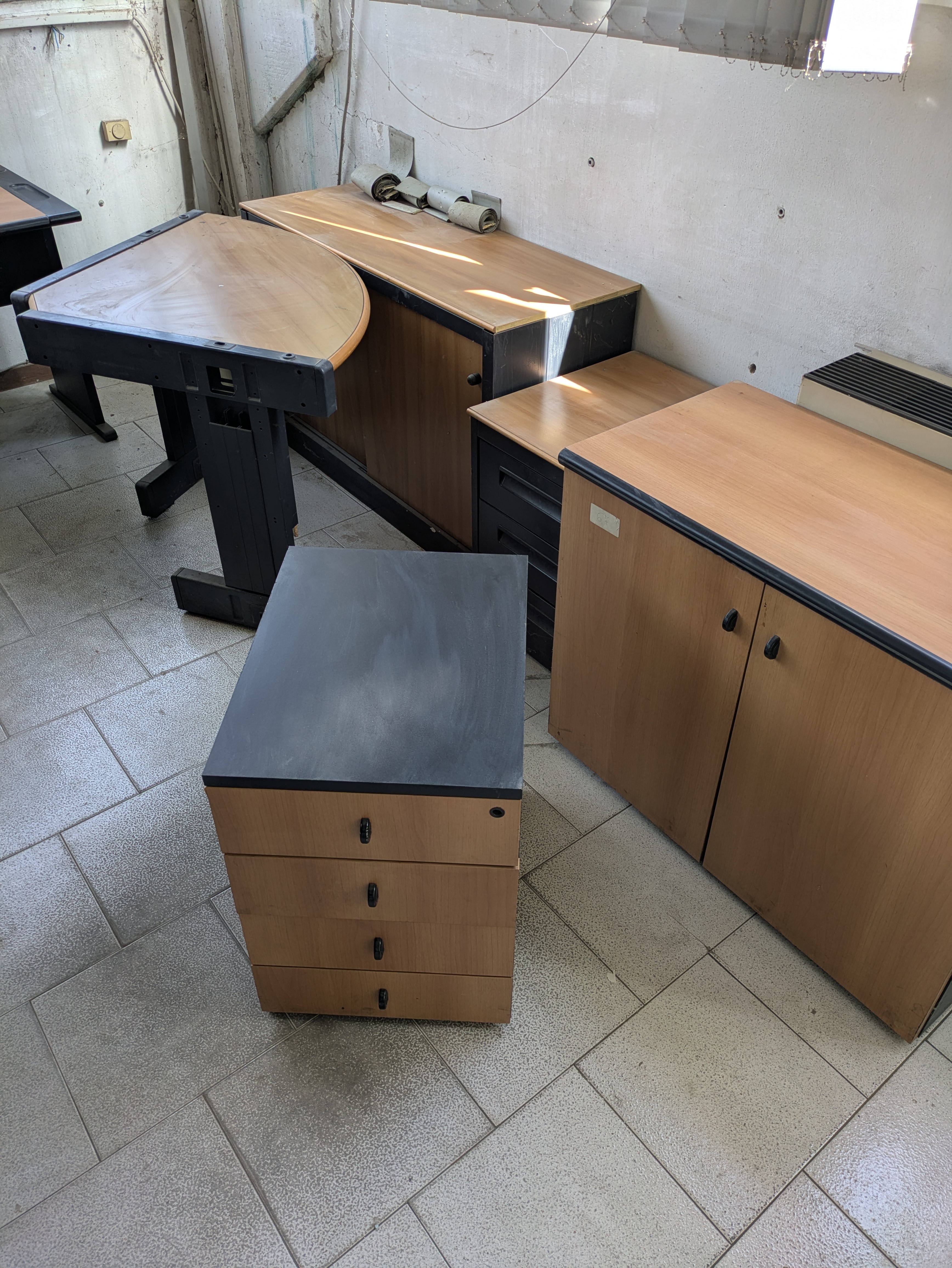 Mobili da ufficio in ferro/ legno - 2/3 uffici in vendita - foto 2