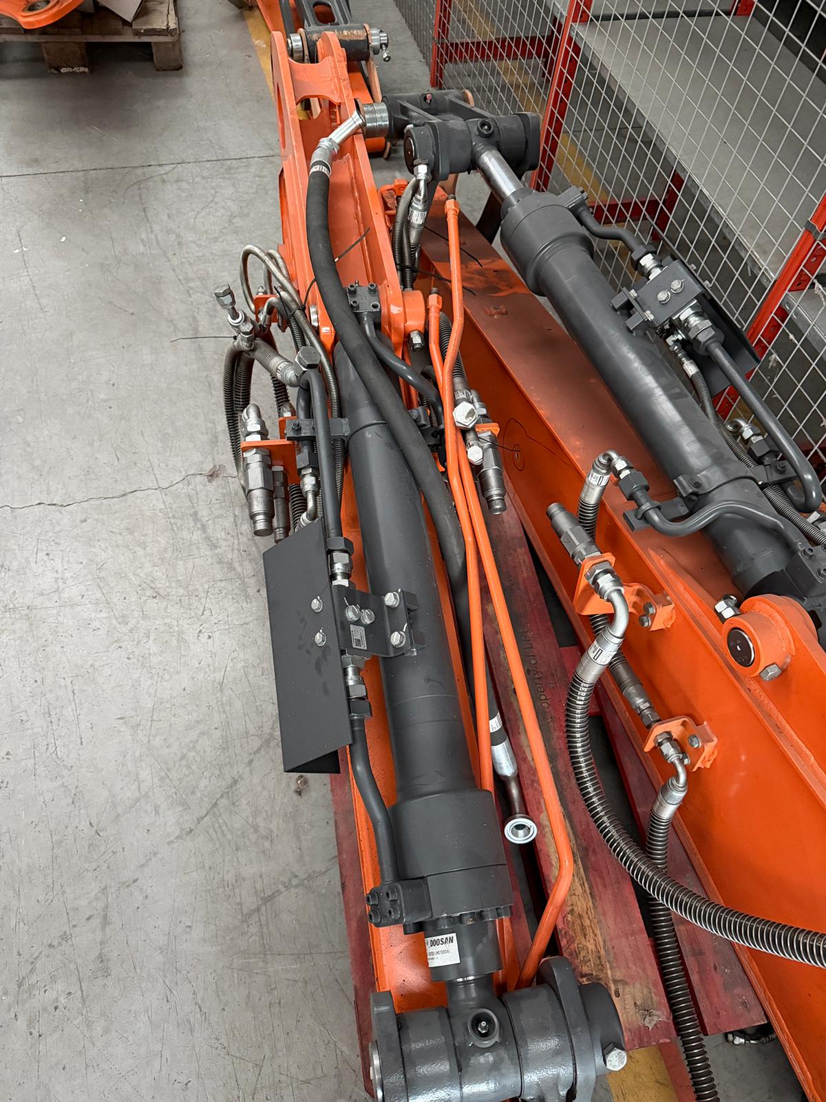 Braccio e pistone escavatore Develon in vendita - foto 5