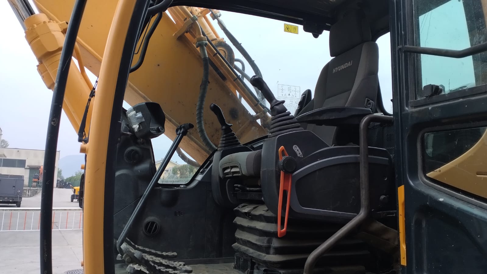 Escavatore cingolato Hyundai - Robex 220NLC-9A in vendita - foto 7