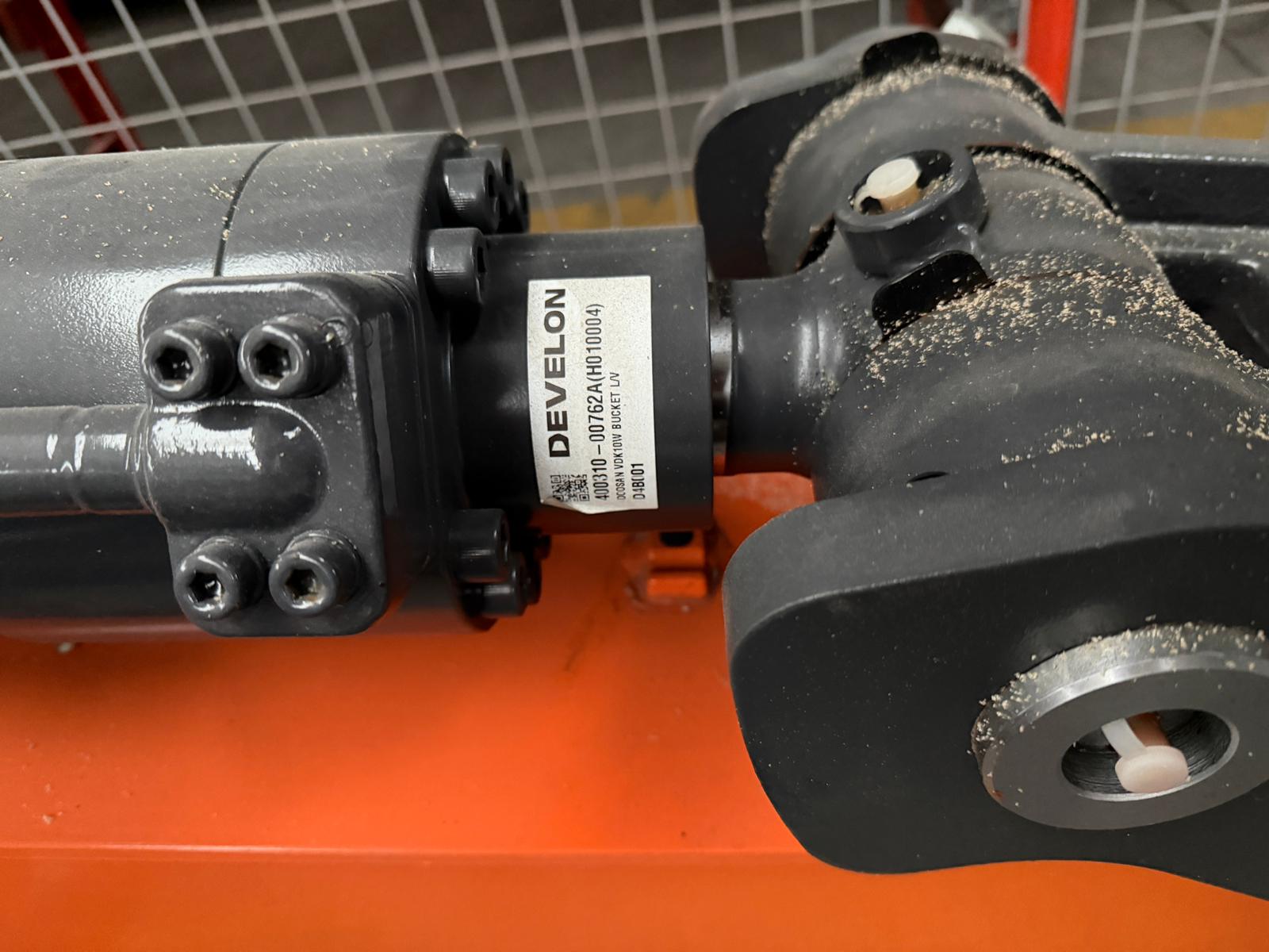 Braccio e pistone escavatore Develon in vendita - foto 2