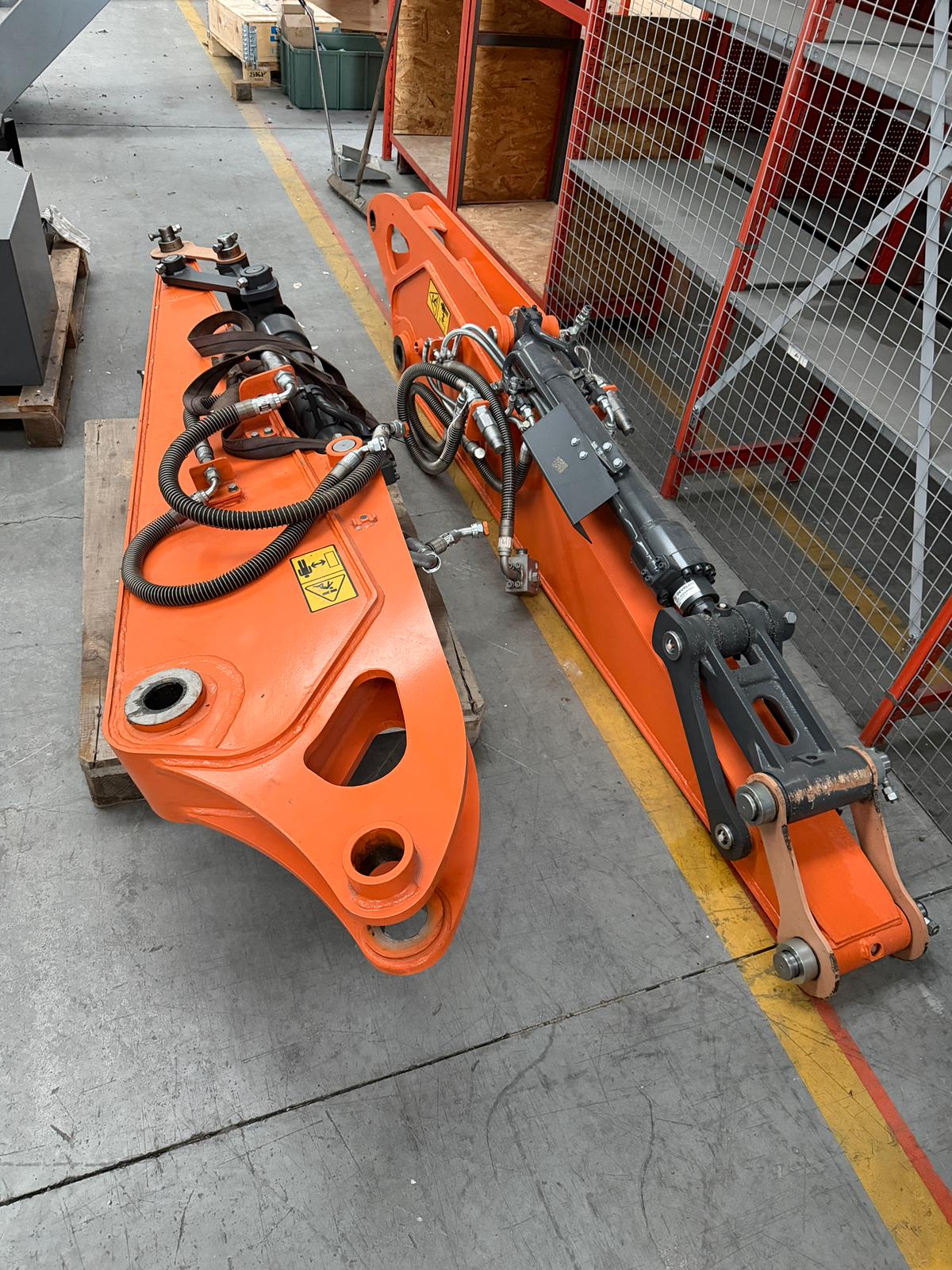 Braccio e pistone escavatore Develon in vendita - foto 1