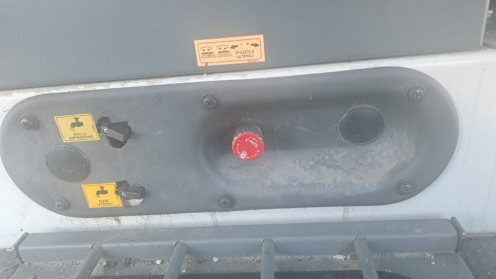 Spazzatrice stradale Unieco 40.6T in vendita - foto 15