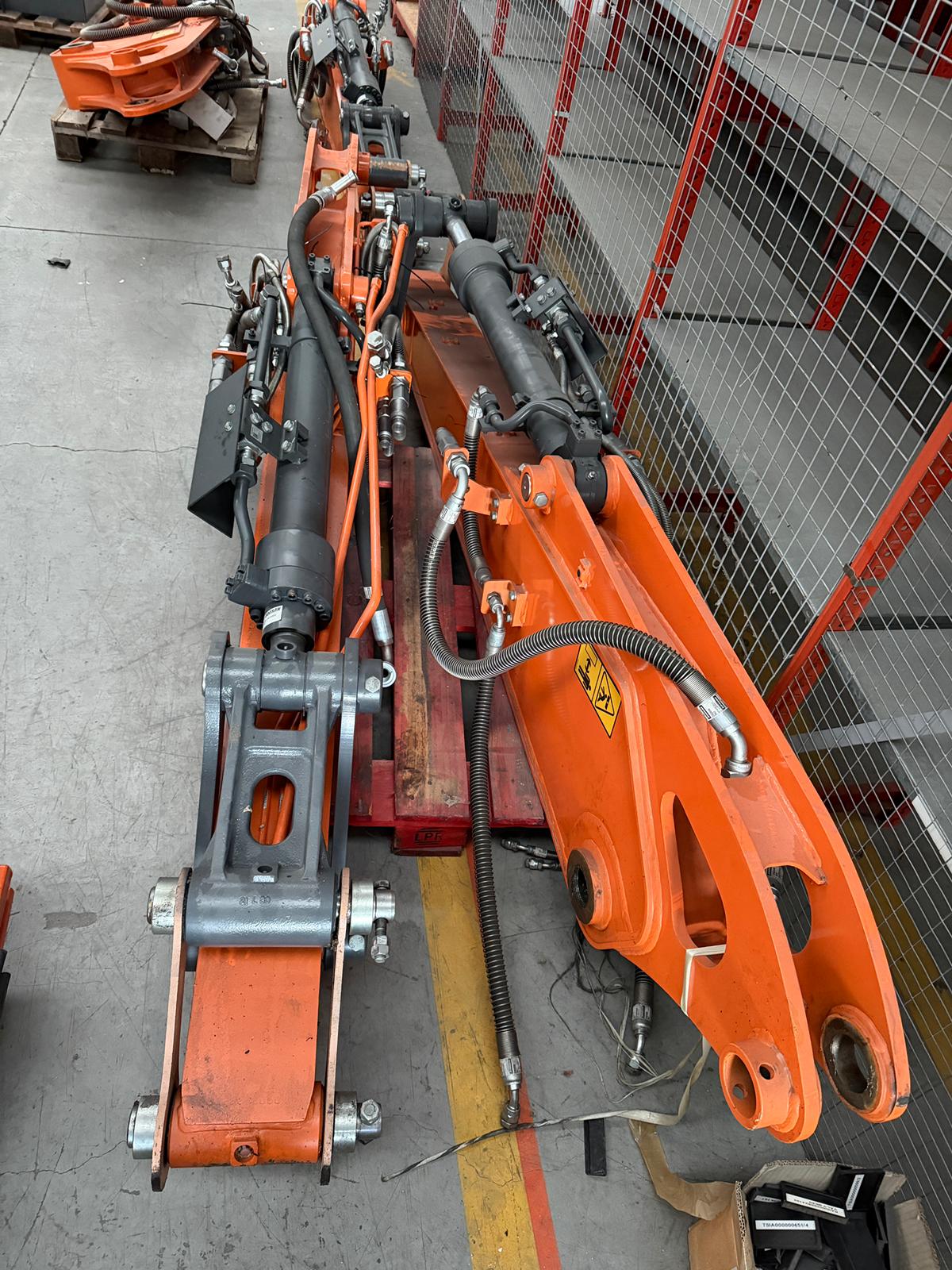 Braccio e pistone escavatore Develon in vendita - foto 3