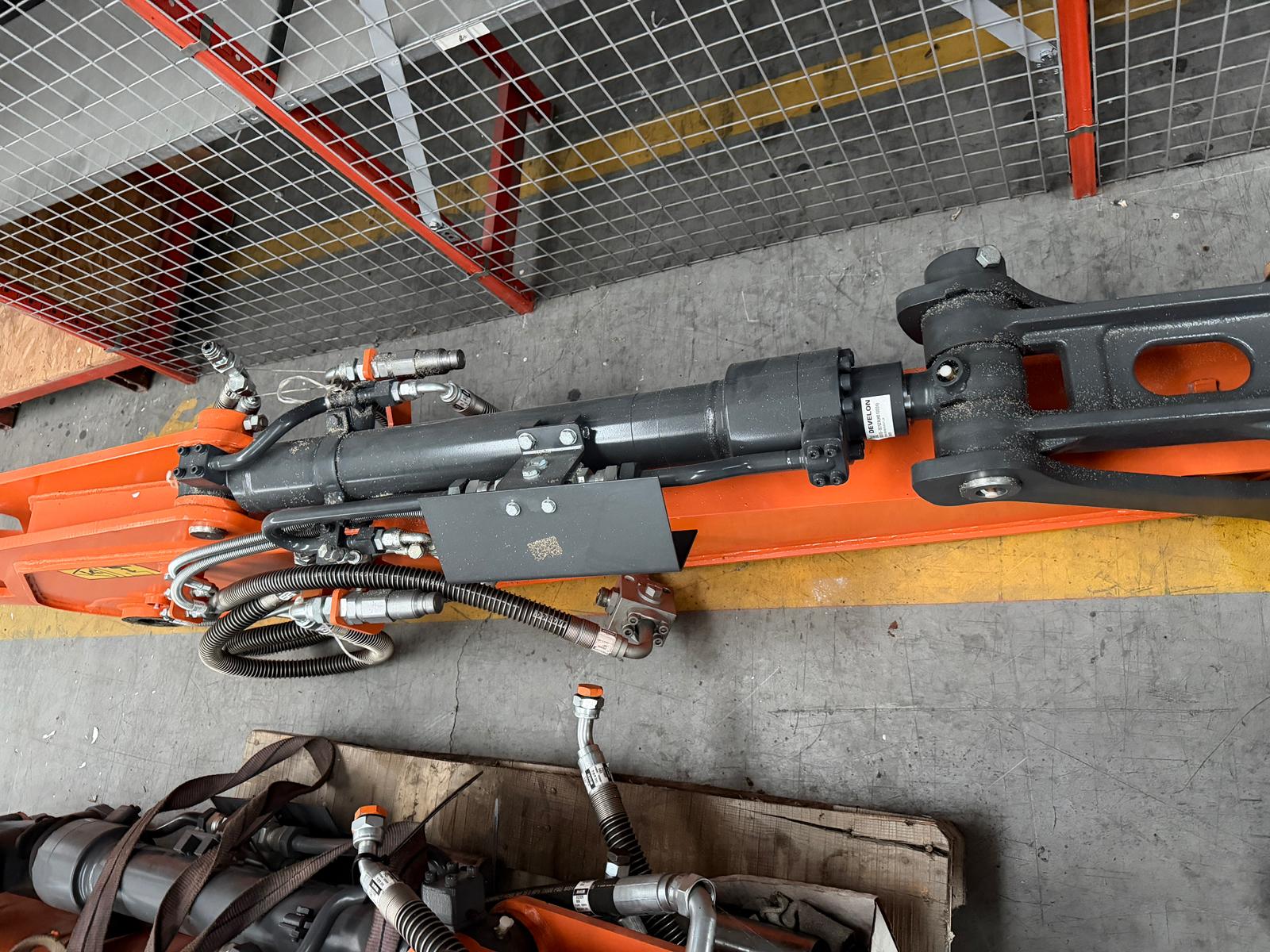 Braccio e pistone escavatore Develon in vendita - foto 4