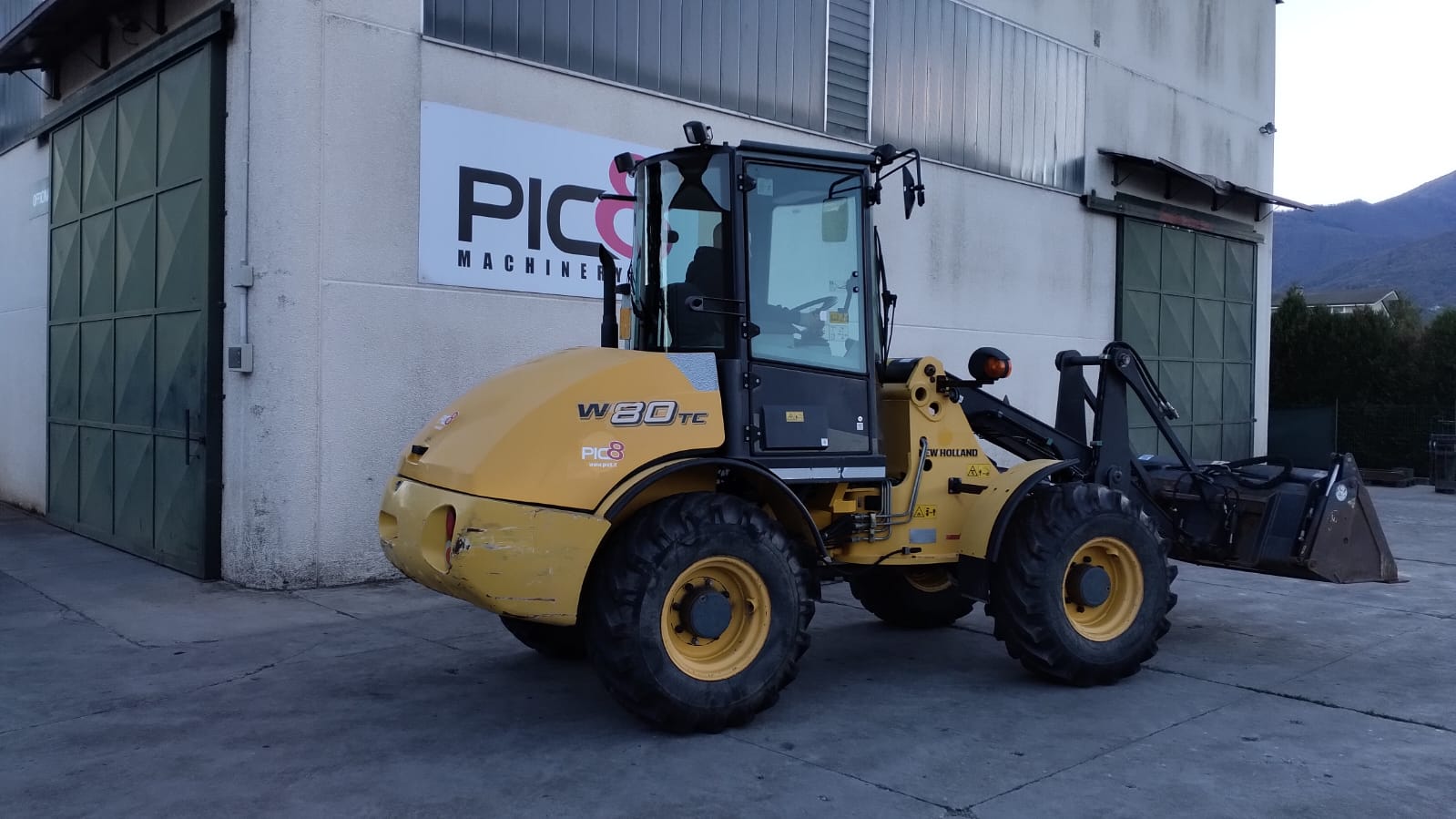 Pala gommata New Holland W80TC in vendita - foto 3