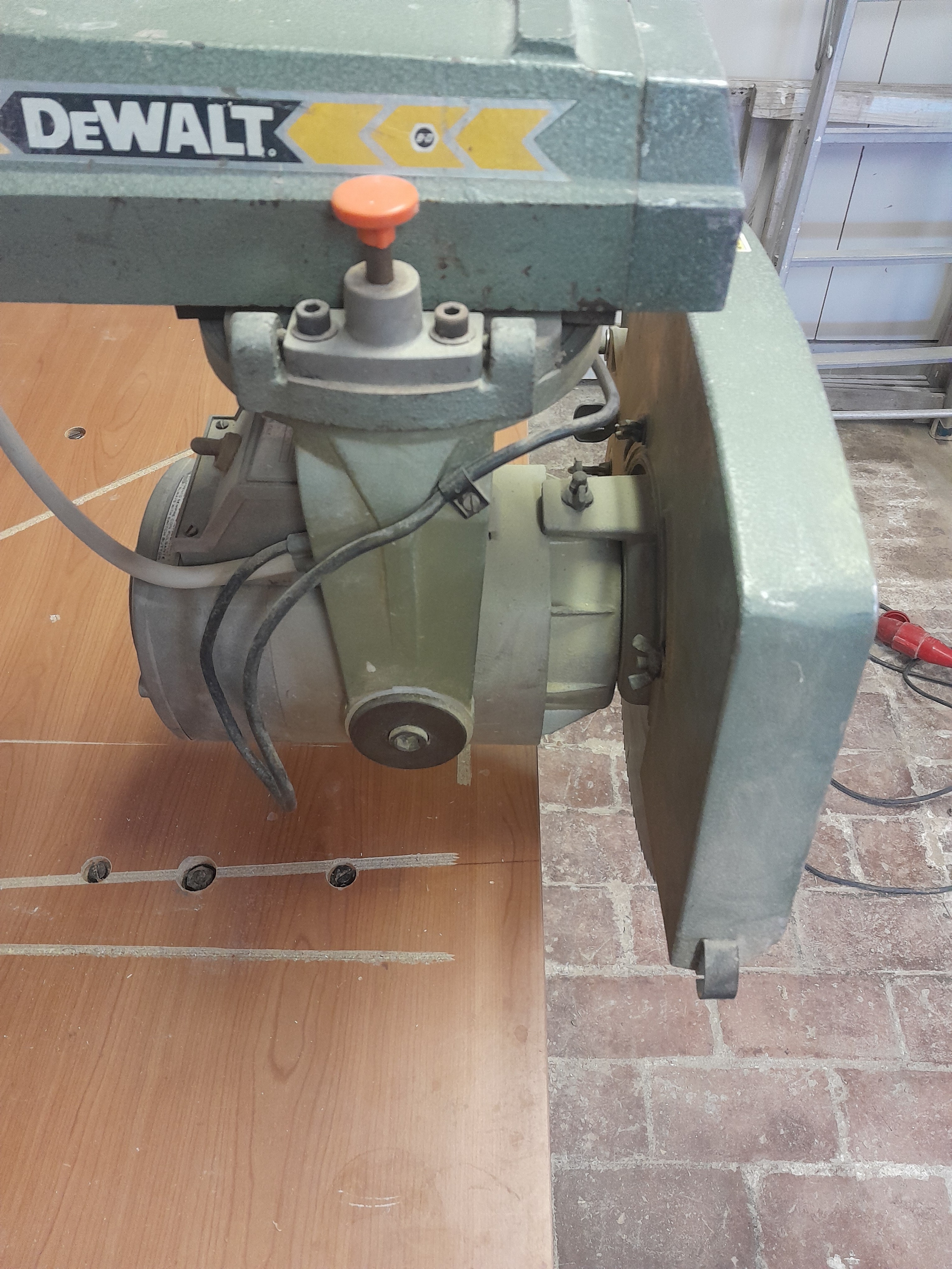 Sega radiale DEWALT mod. 1600 S legno e altri materiali in vendita - foto 11
