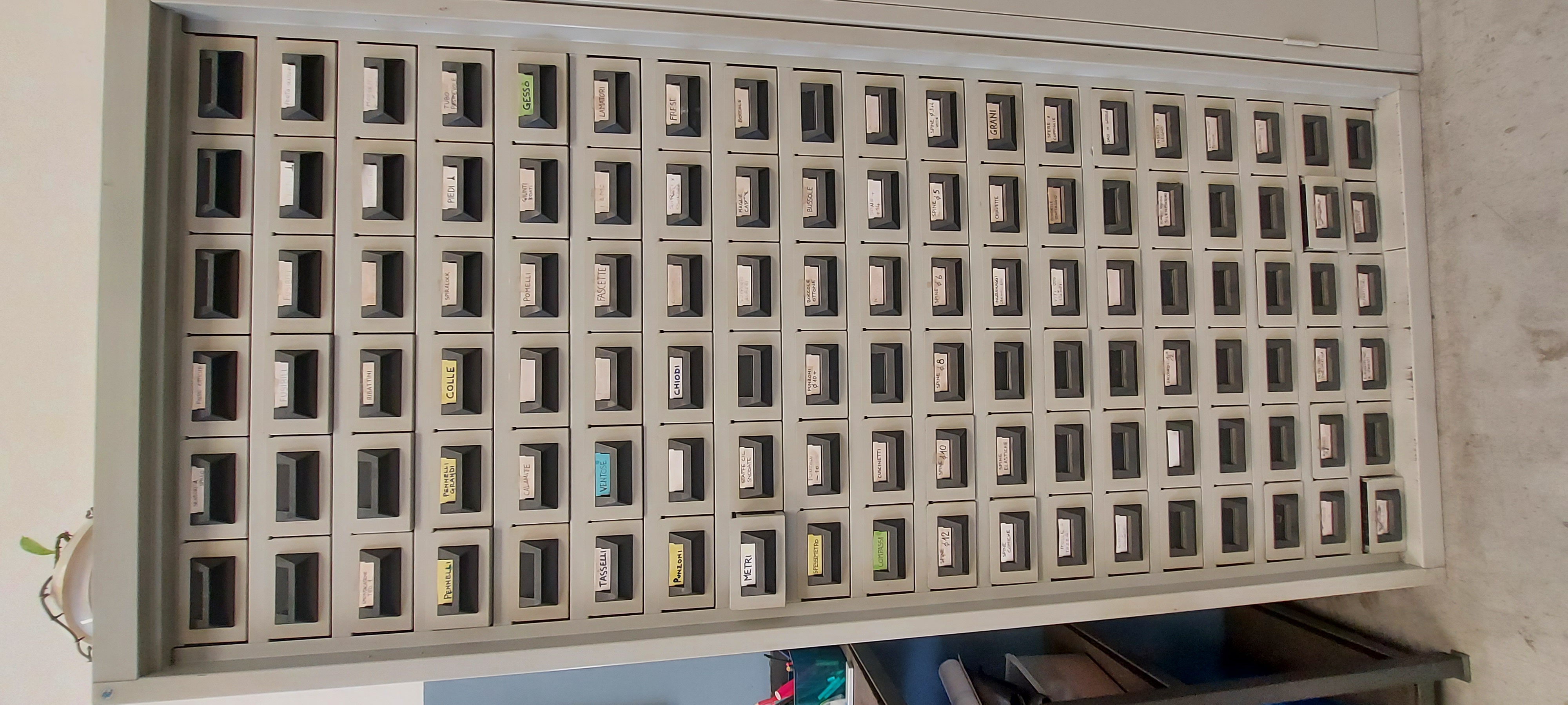 Scaffale portaminuteria con 114 cassetti in vendita - foto 1