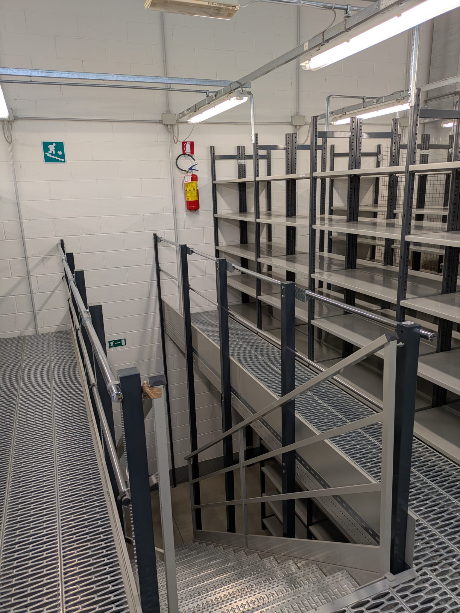 Impianto scaffalature metalliche con soppalco in vendita - foto 4