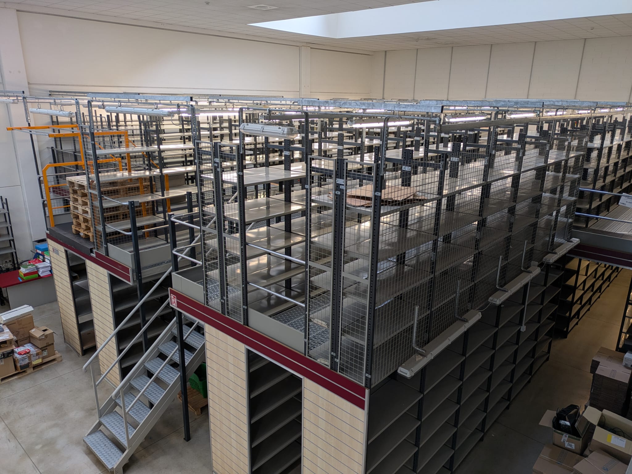 Impianto scaffalature metalliche con soppalco in vendita - foto 1