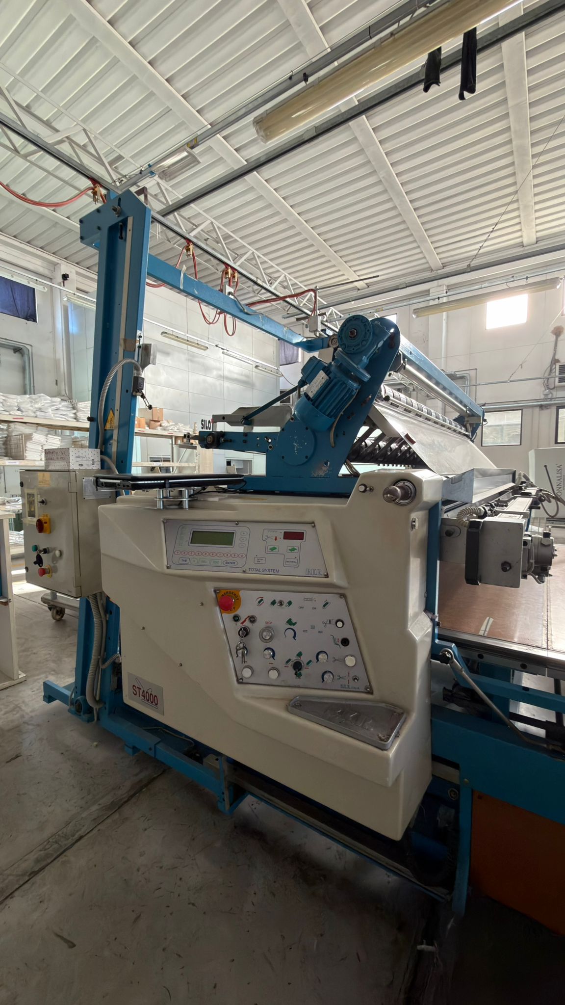 Stenditore automatico B.K.R con tavolo da taglio in vendita - foto 4