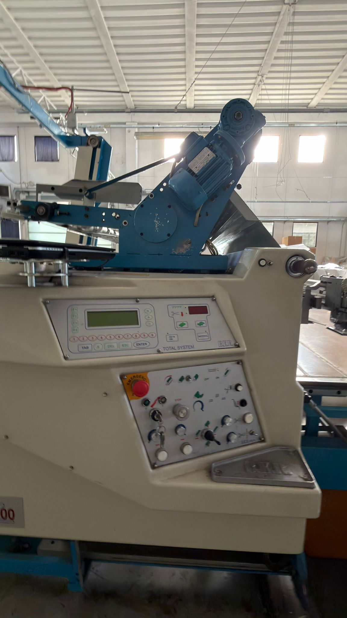 Stenditore automatico B.K.R con tavolo da taglio in vendita - foto 8