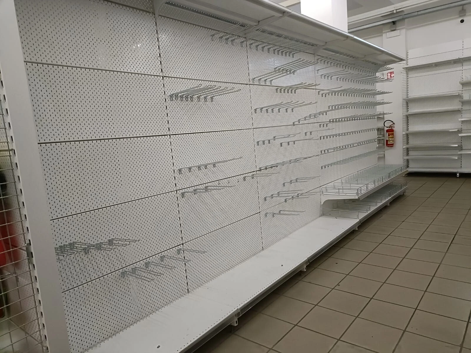 Scaffalatura 750 m² + banco cassa/informazioni – Usato  in vendita - foto 2