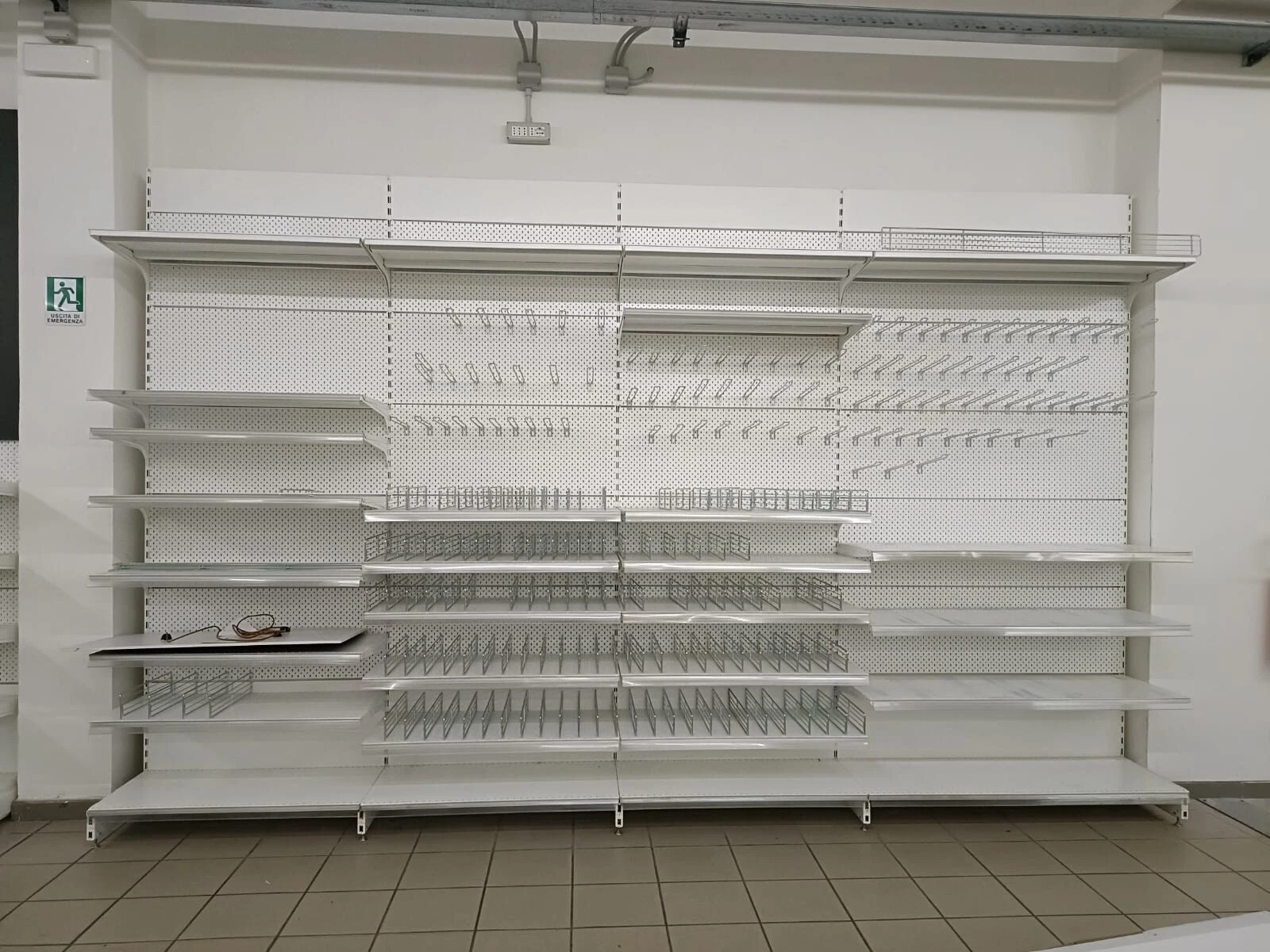 Scaffalatura 750 m² + banco cassa/informazioni – Usato  in vendita - foto 5