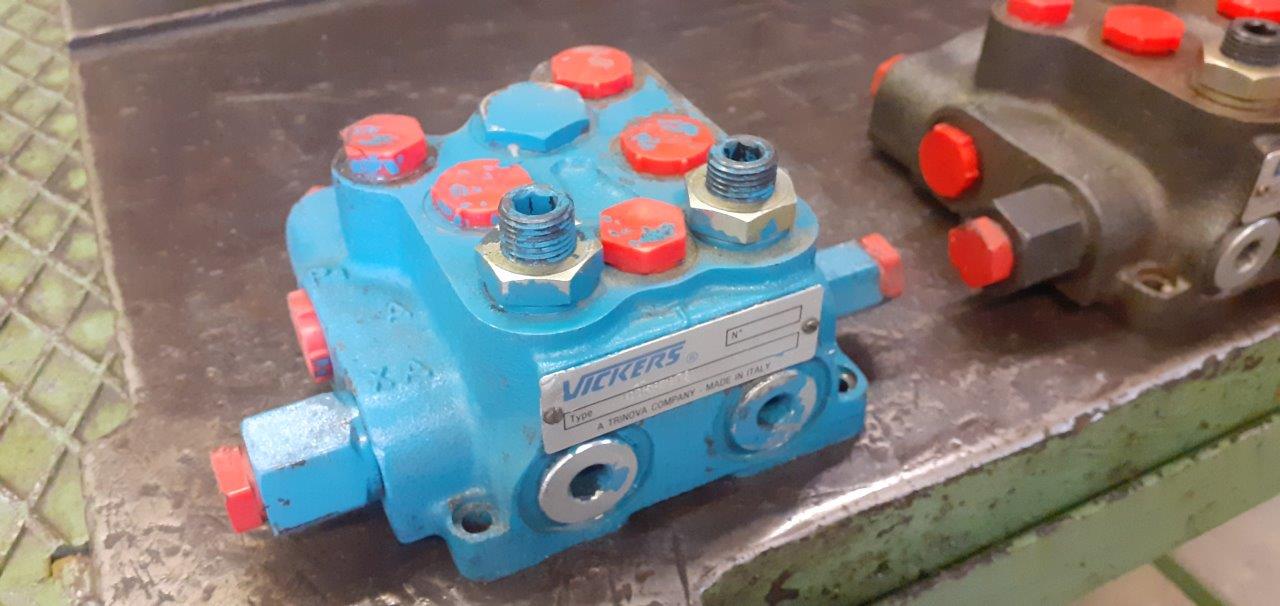 VICKERS DIRECTIONAL CONTROL VALVE in vendita - foto 4