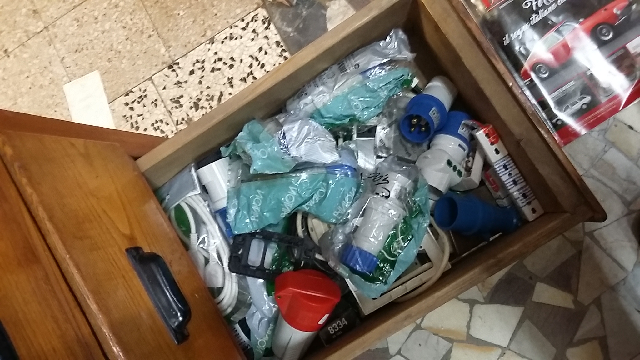 FORNITURA STOCK NEGOZIO DI ELETTRICITA' CIRCA 22 PEDANE in vendita - foto 6
