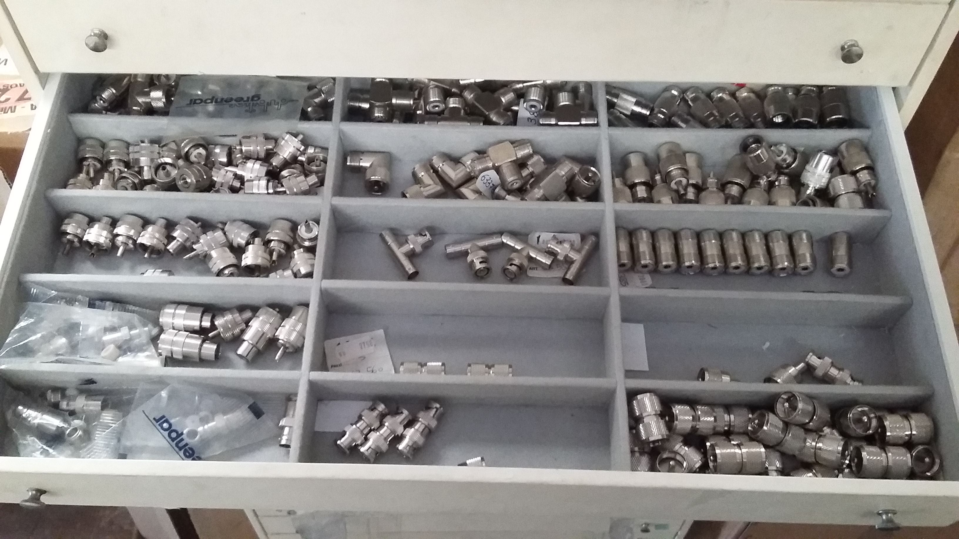 FORNITURA STOCK NEGOZIO DI ELETTRICITA' CIRCA 22 PEDANE in vendita - foto 4