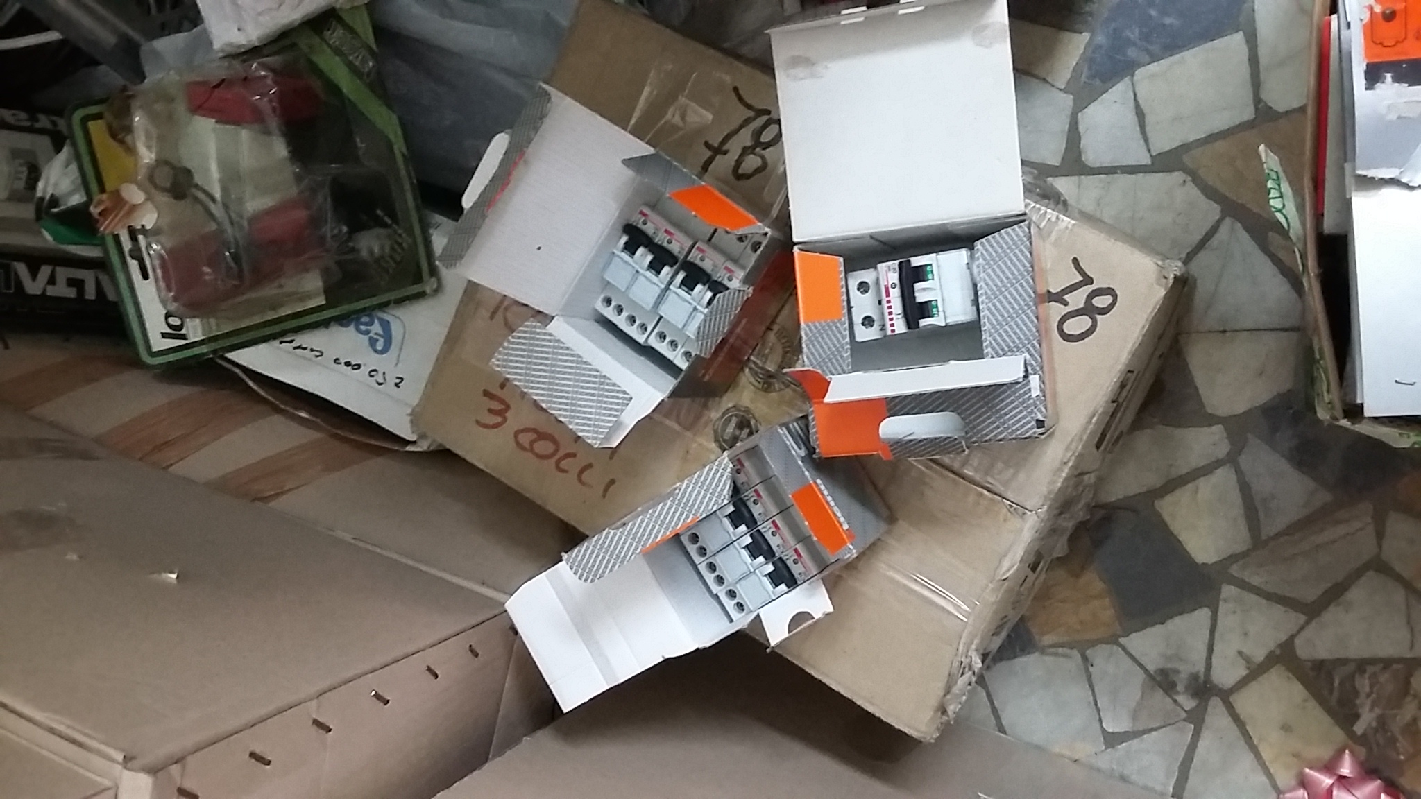 FORNITURA STOCK NEGOZIO DI ELETTRICITA' CIRCA 22 PEDANE in vendita - foto 9