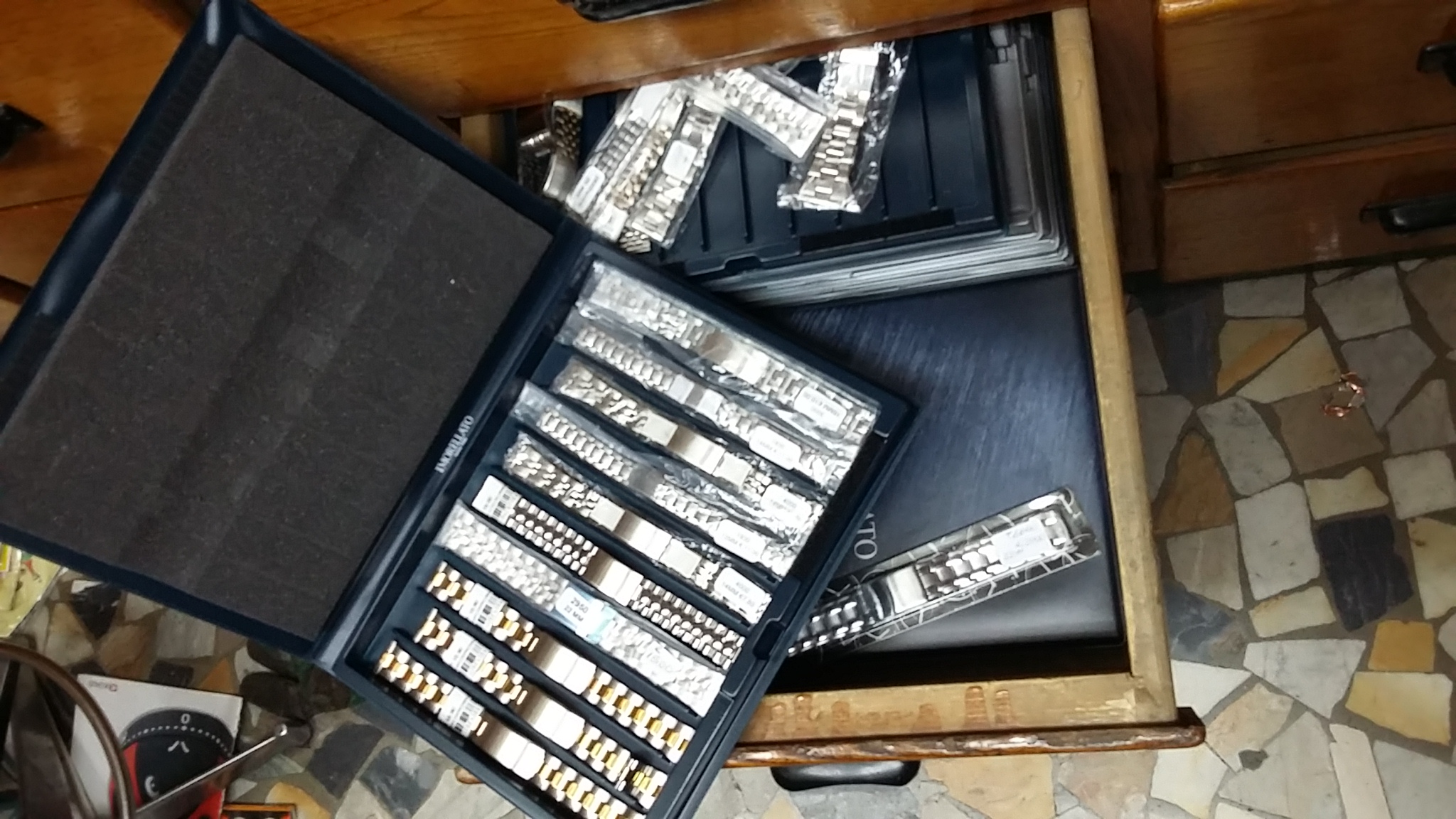 FORNITURA STOCK NEGOZIO DI ELETTRICITA' CIRCA 22 PEDANE in vendita - foto 11
