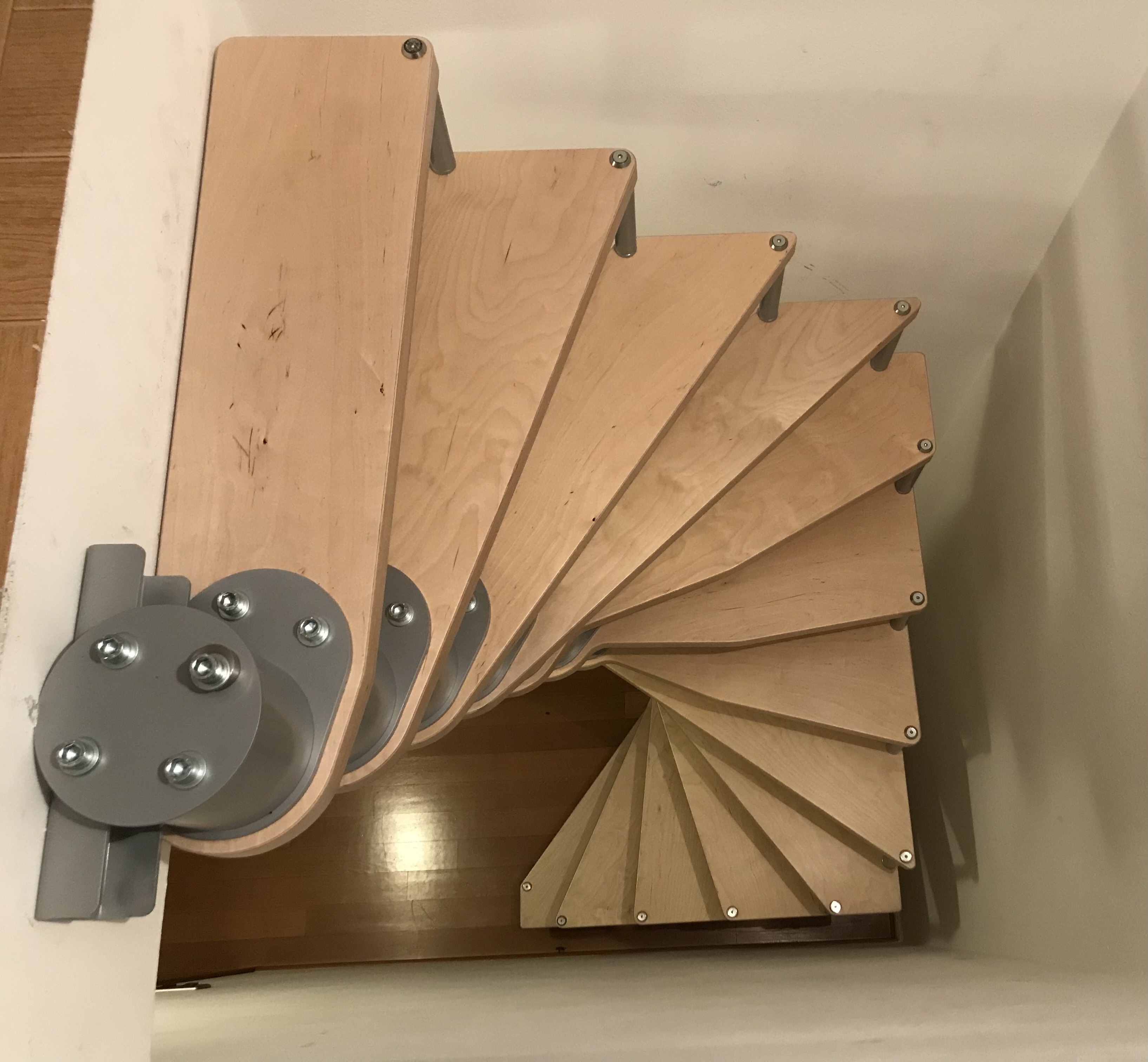 Scala a chiocciola con piantone disassato  in vendita - foto 2
