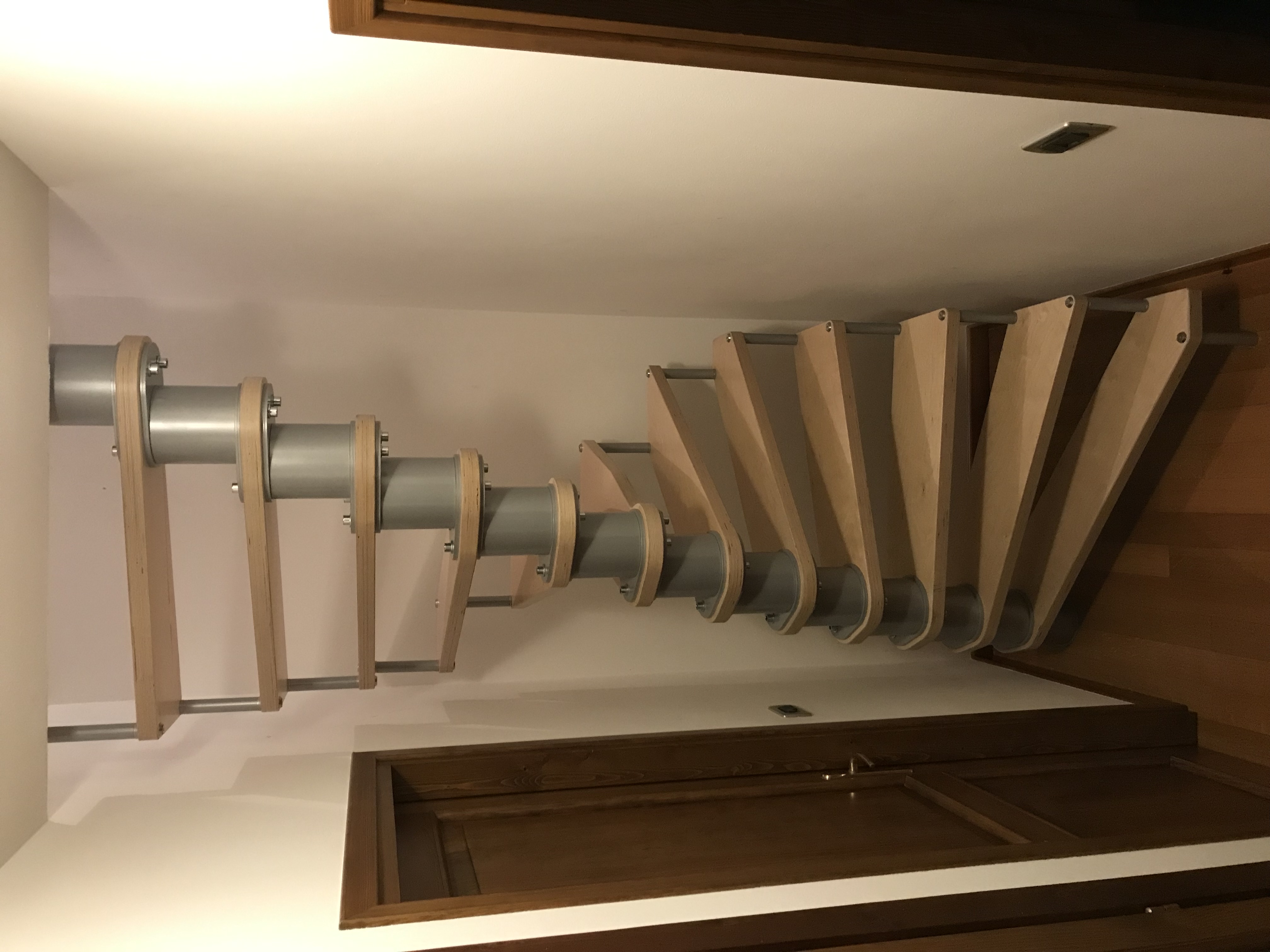 Scala a chiocciola con piantone disassato  in vendita - foto 1