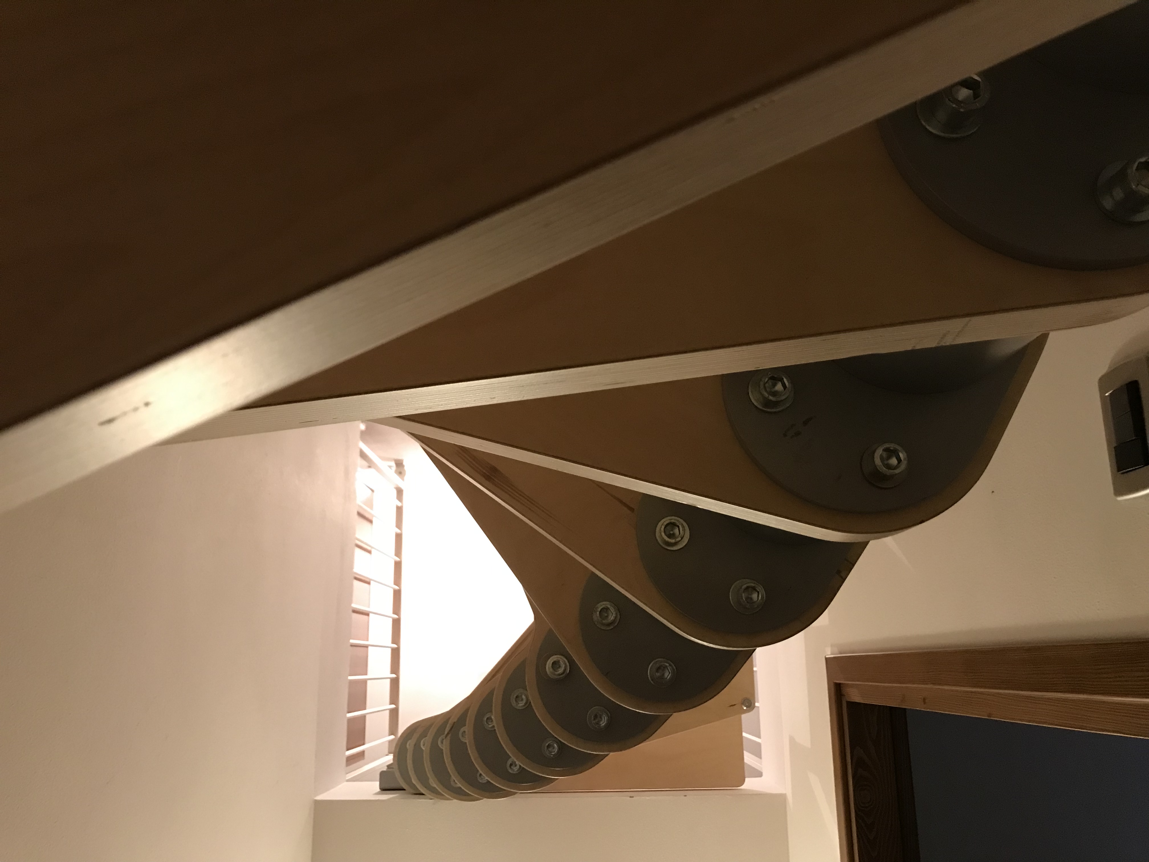 Scala a chiocciola con piantone disassato  in vendita - foto 4
