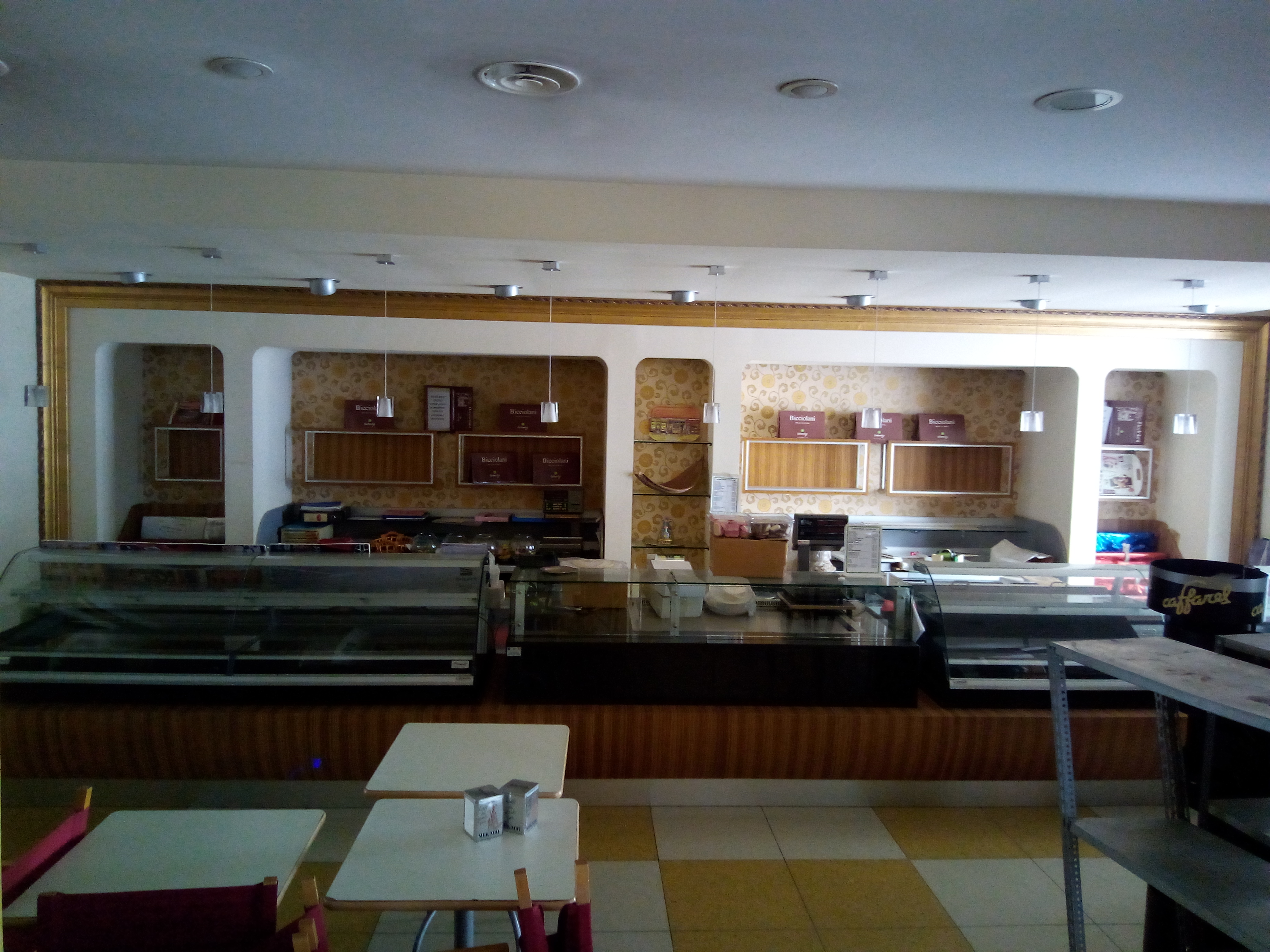 Banconi pasticceria refrigerati con mobili e mensole  in vendita - foto 1