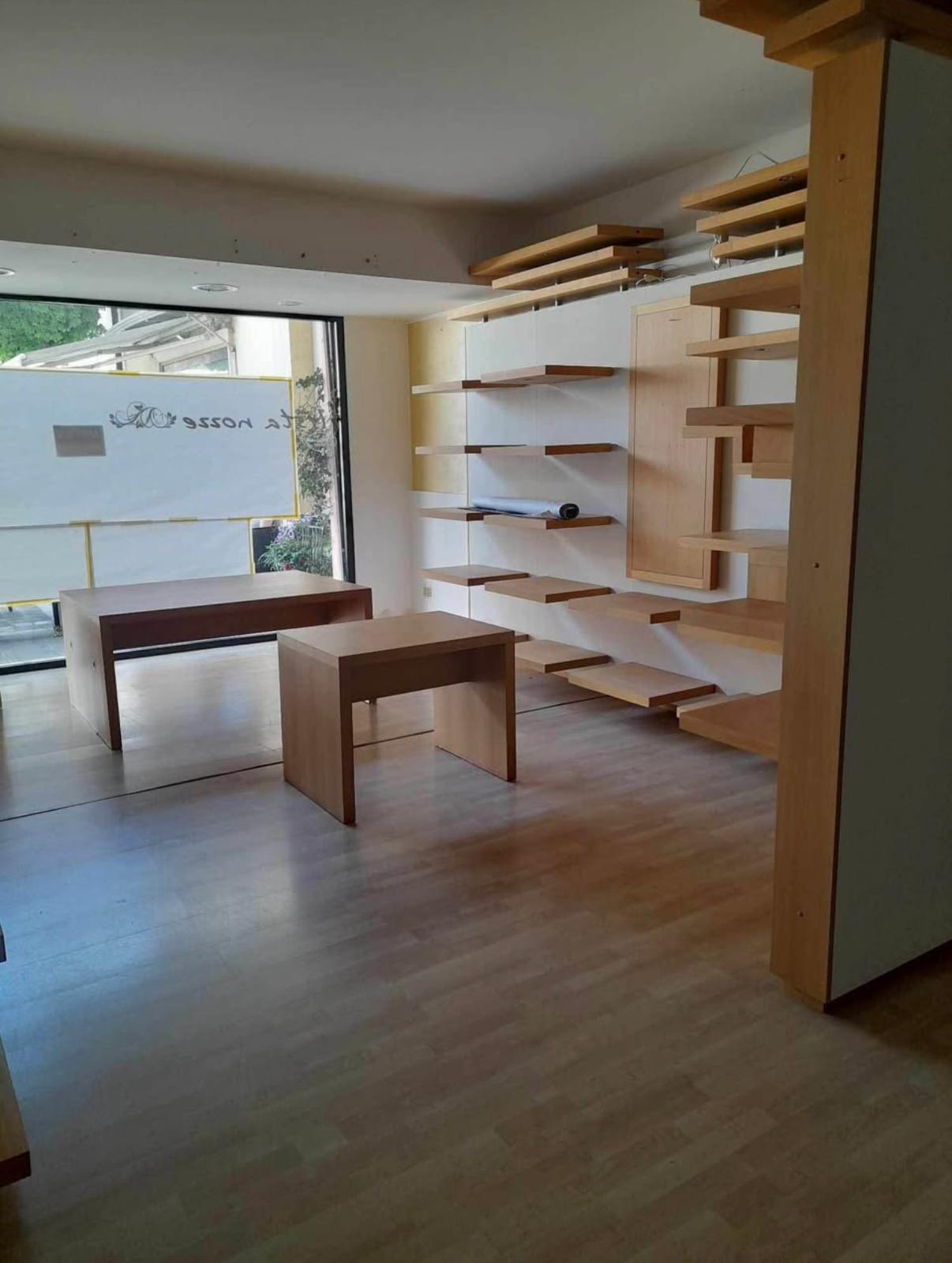 ARREDAMENTO NEGOZIO THUN IN LEGNO DI NOCE CON LUCI in vendita - foto 2