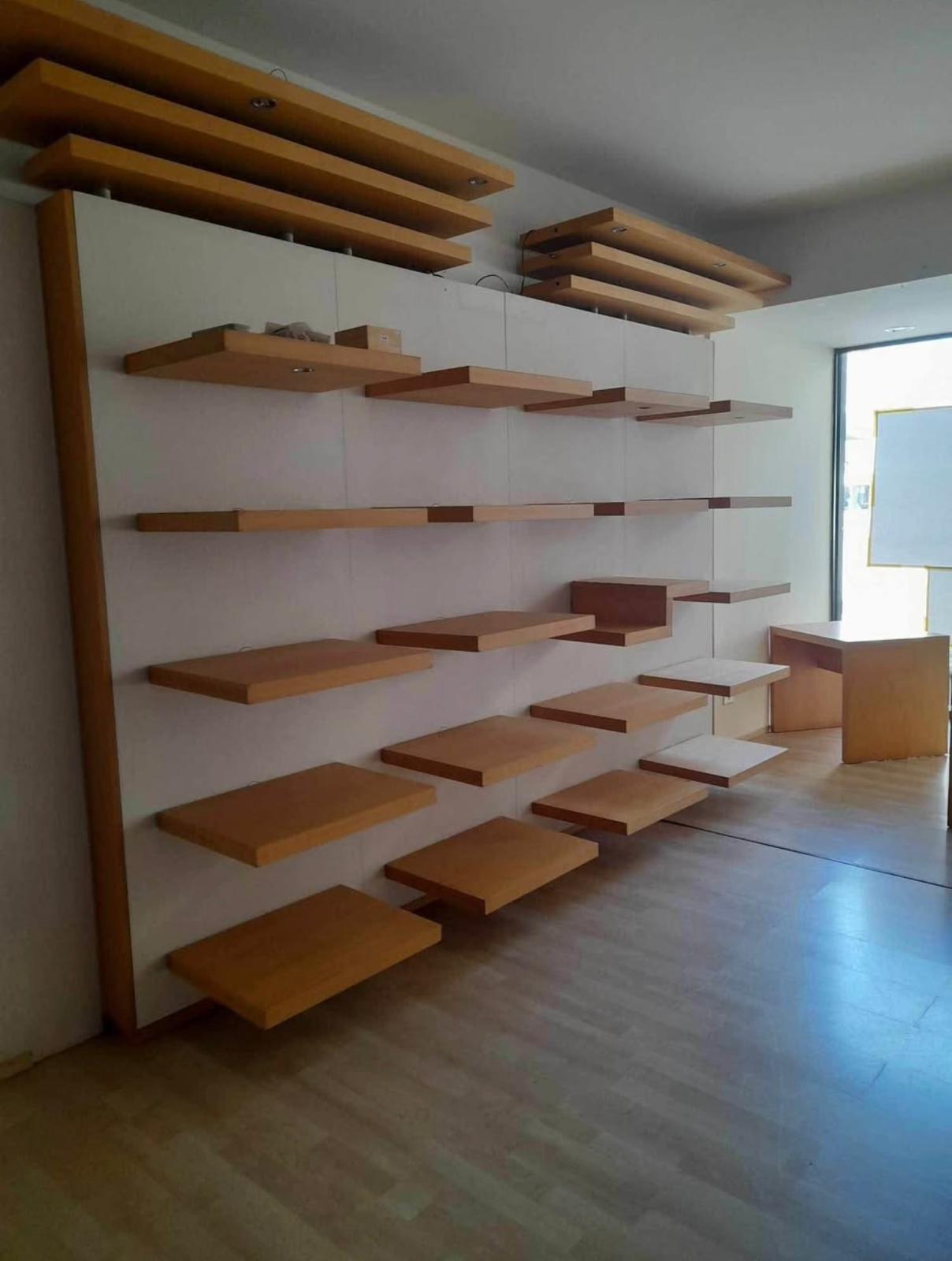 ARREDAMENTO NEGOZIO THUN IN LEGNO DI NOCE CON LUCI in vendita - foto 3
