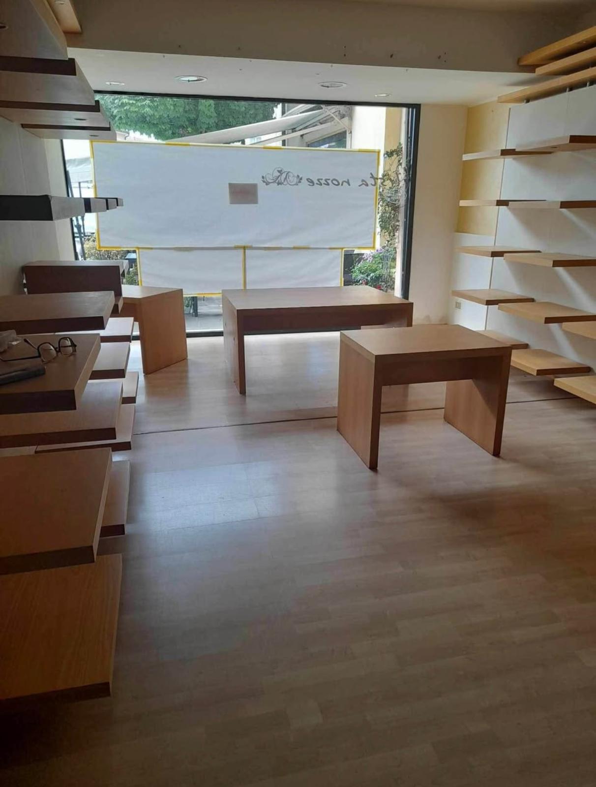 ARREDAMENTO NEGOZIO THUN IN LEGNO DI NOCE CON LUCI in vendita - foto 4