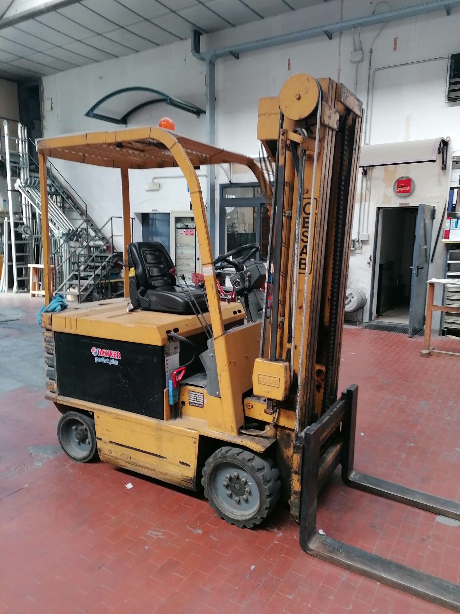 CARRELLO ELEVATORE ELETTRICO Kg.25000 in vendita - foto 1