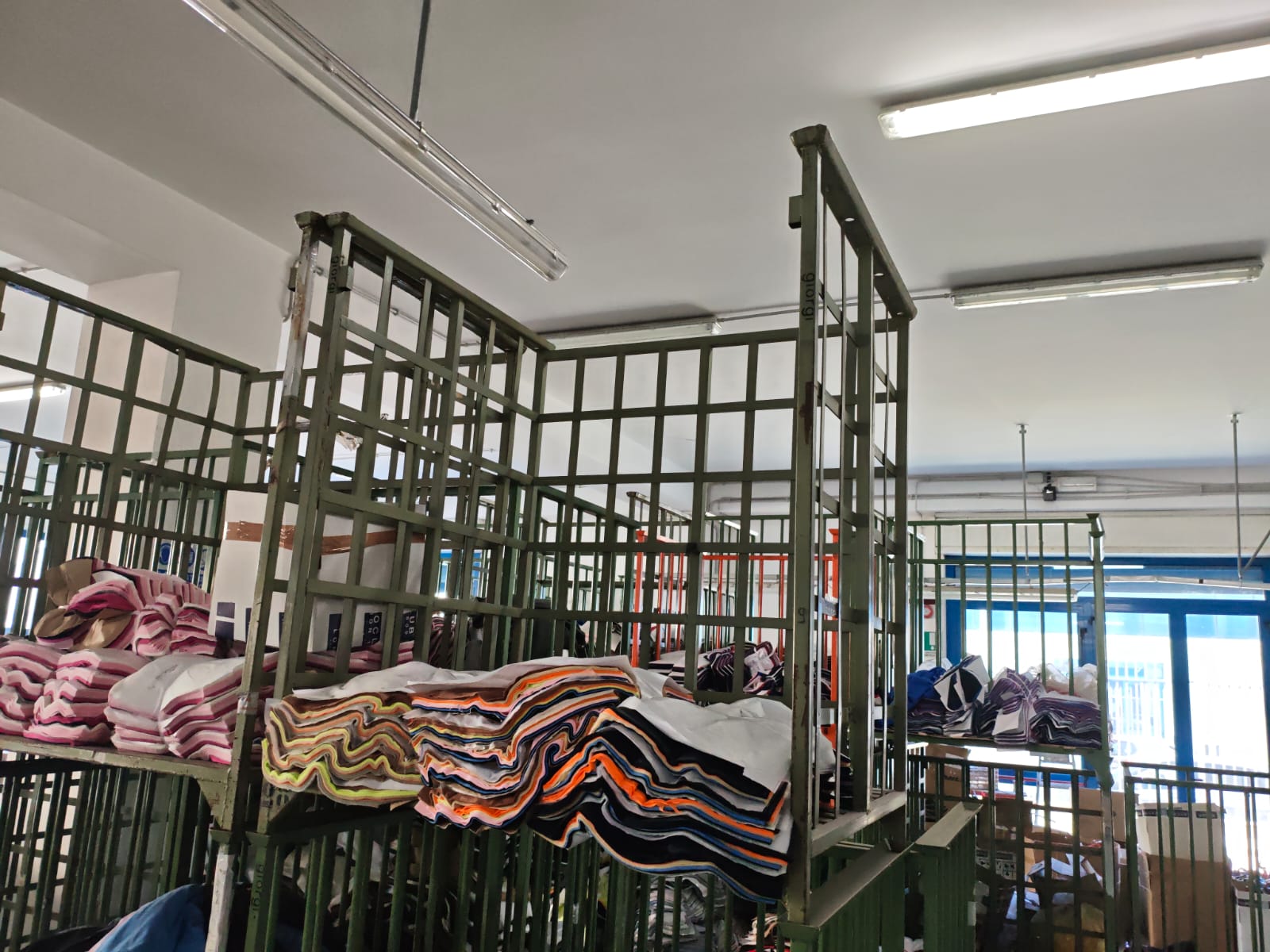 Carrelli industriali per tessuti e semilavorati in vendita - foto 2