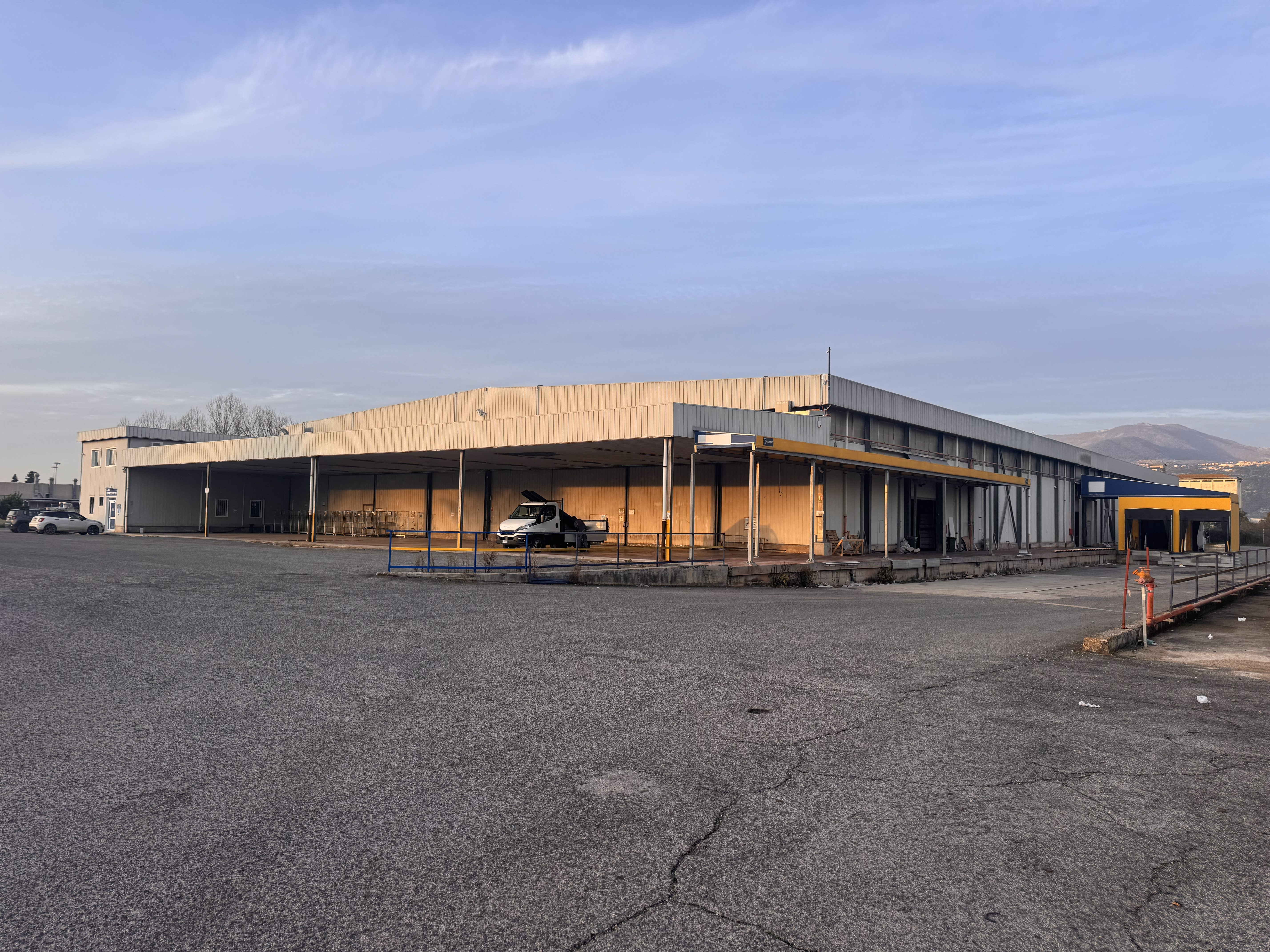 Magazzino 5000mq con 4 bocche bilico e ribalta carico in vendita - foto 1