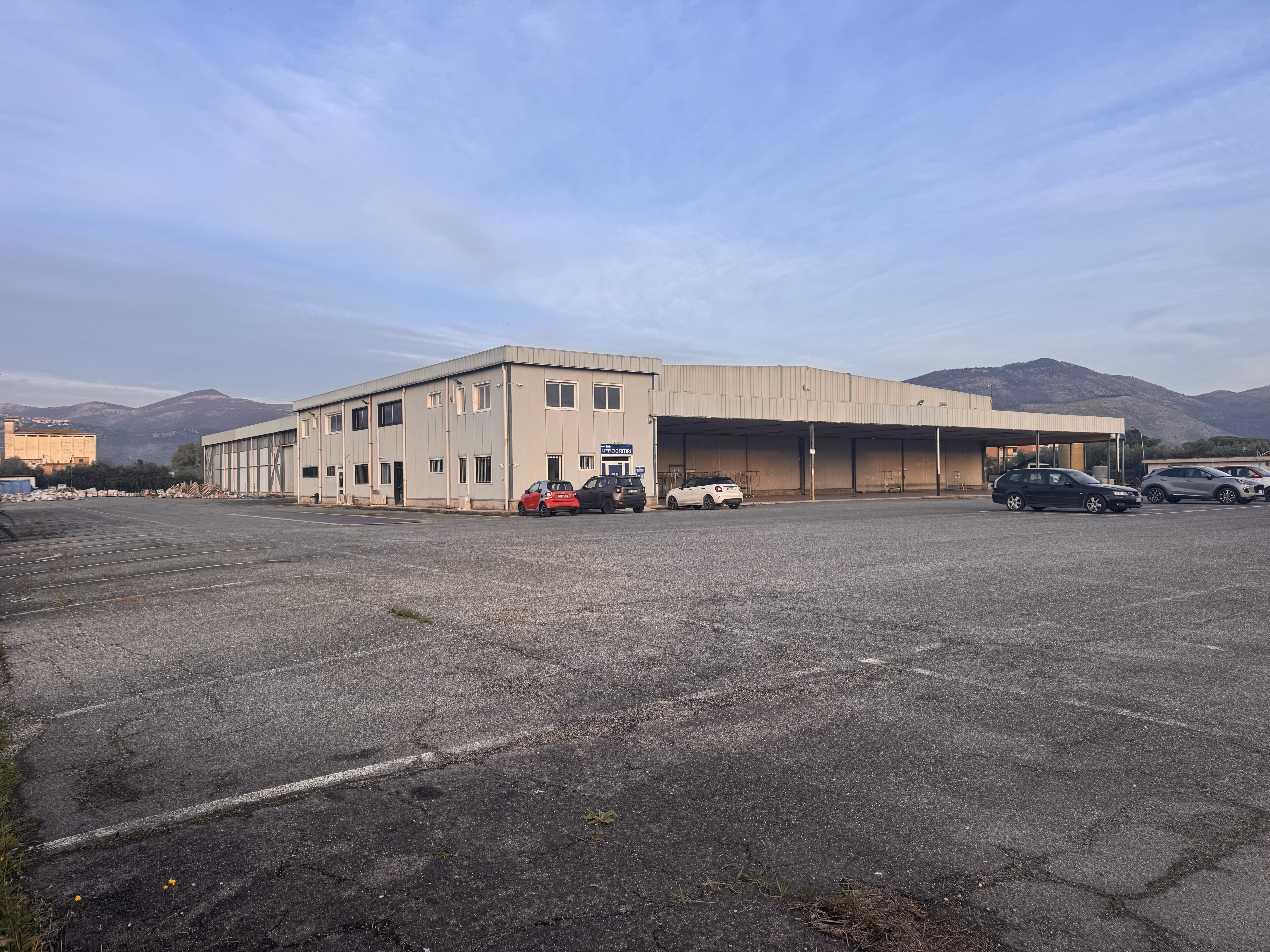 Magazzino 5000mq con 4 bocche bilico e ribalta carico in vendita - foto 2