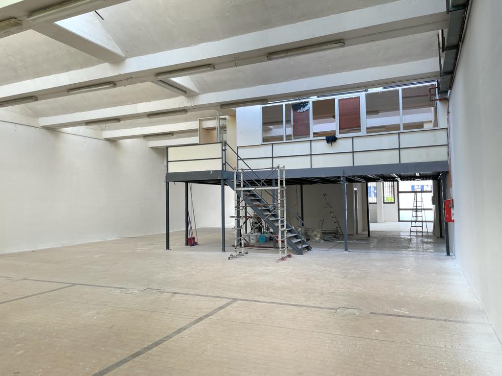 Capannone Industriale Zona Agnano, spazioso e rinnovato in vendita - foto 2