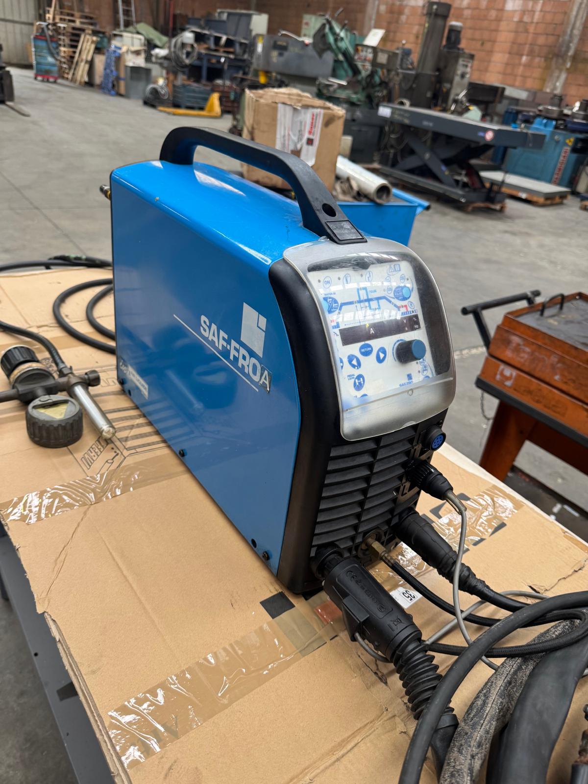 Saldatrice a TIG 410 W usata in vendita - foto 2