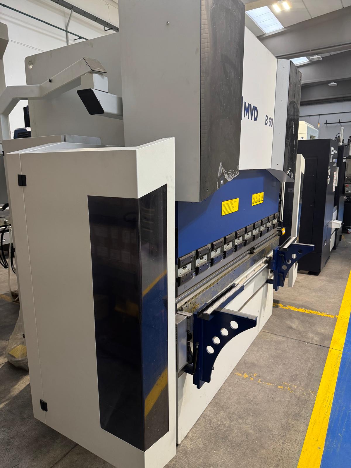 Piegatrice 2100x60T cnc 4 assi nuova in vendita - foto 3