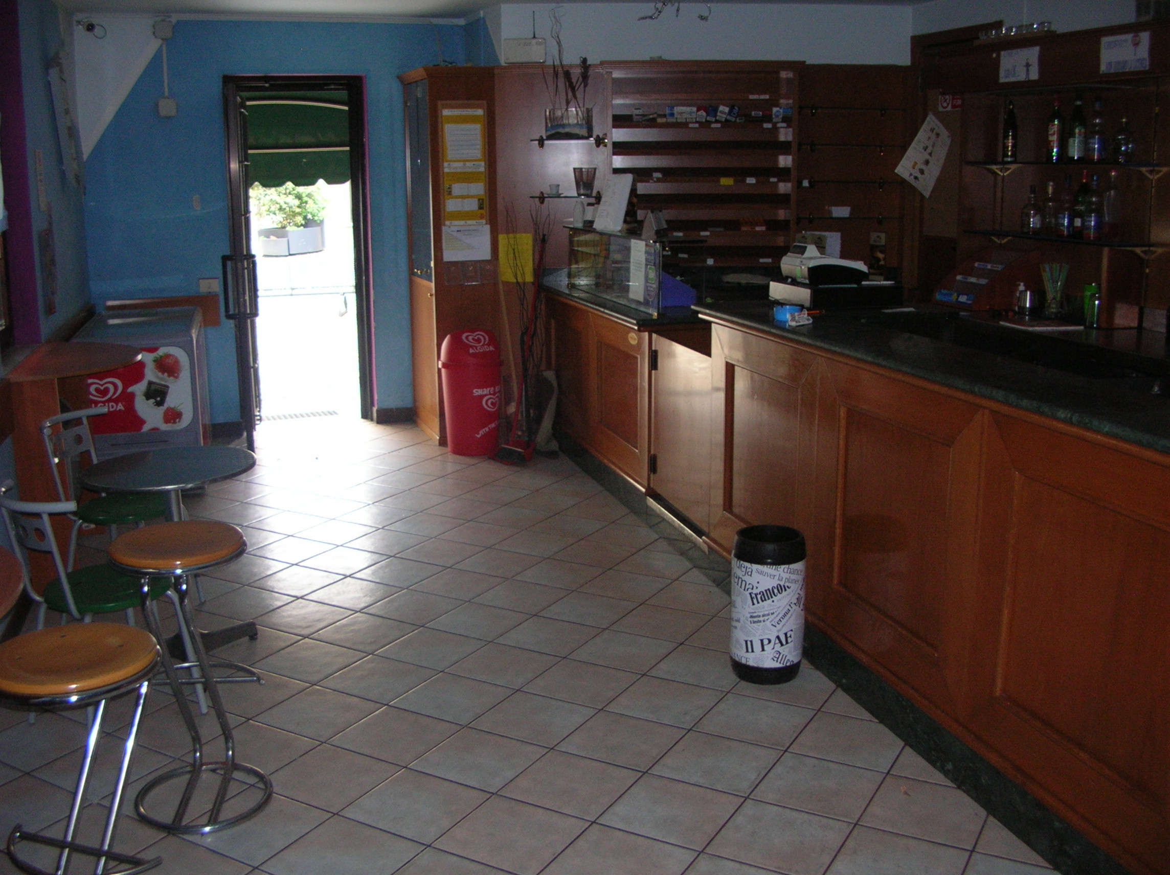 Bancone bar con tavolini e attrezzature in vendita - foto 1