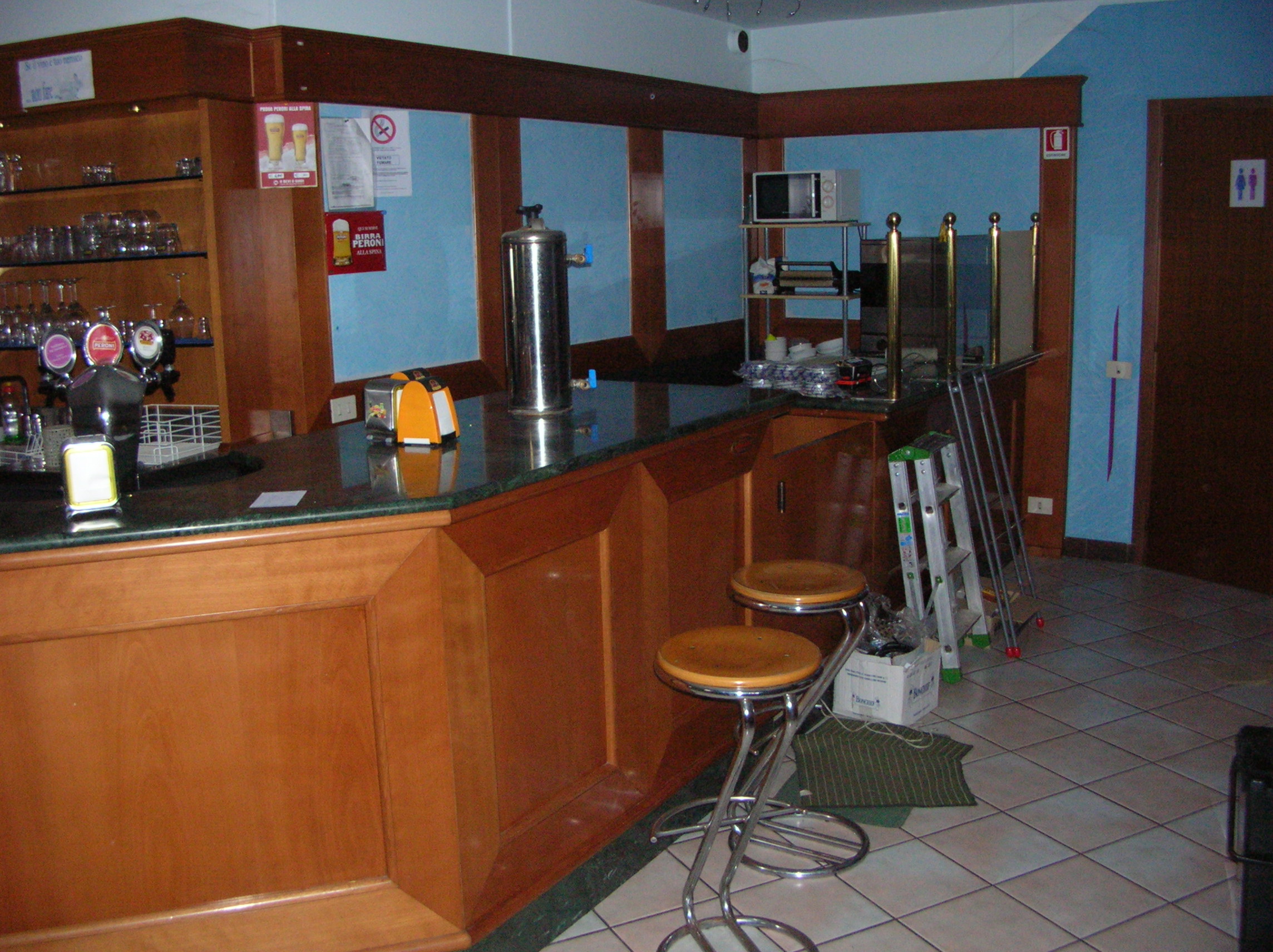Bancone bar con tavolini e attrezzature in vendita - foto 2