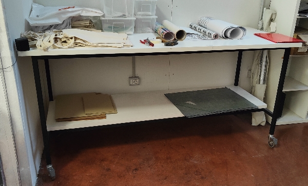 TAVOLO DA LAVORO CON RUOTE in vendita - foto 1