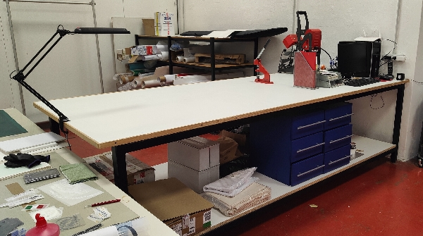 TAVOLO LAVORO CON CASSETIERE in vendita - foto 1