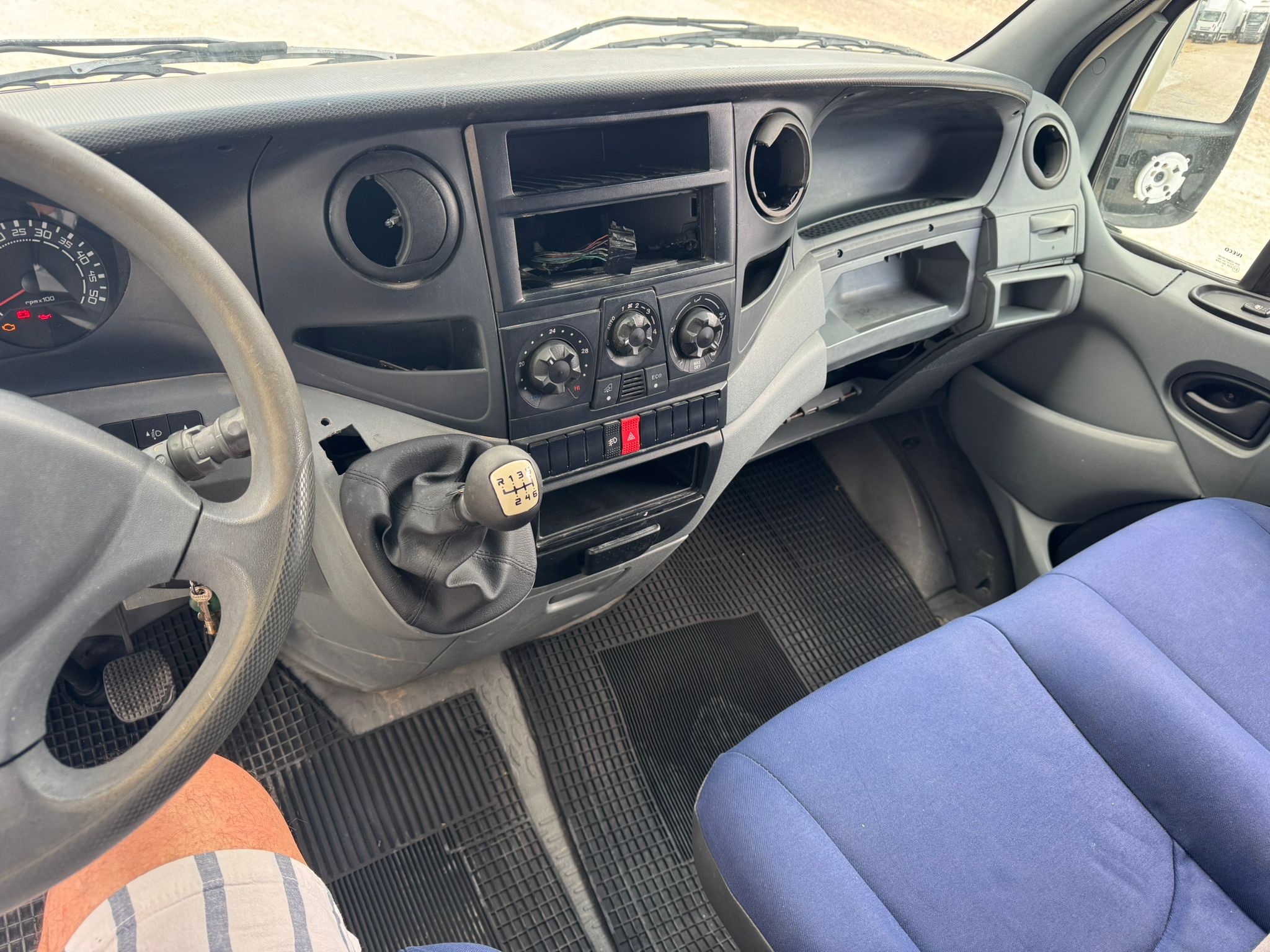 IVECO DAILY 35C18 CON PEDANA RETRATTILE in vendita - foto 2